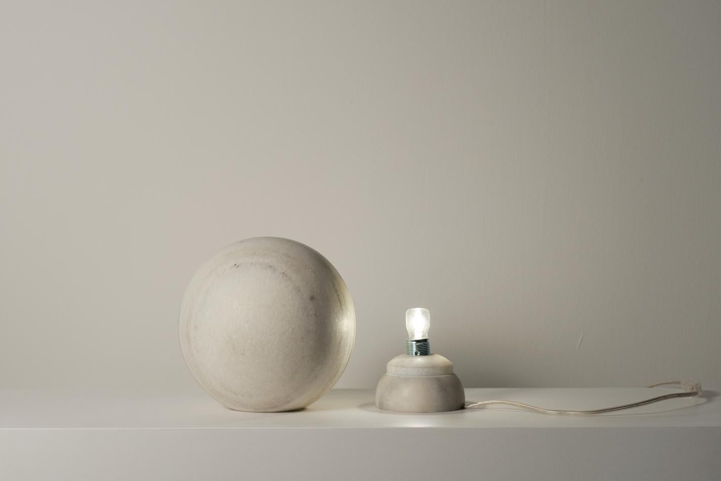 Sculpté Lampe en marbre Makrana Nearness III « Moonlight » d'Alba Abiad « w/Naveen Jose » en vente