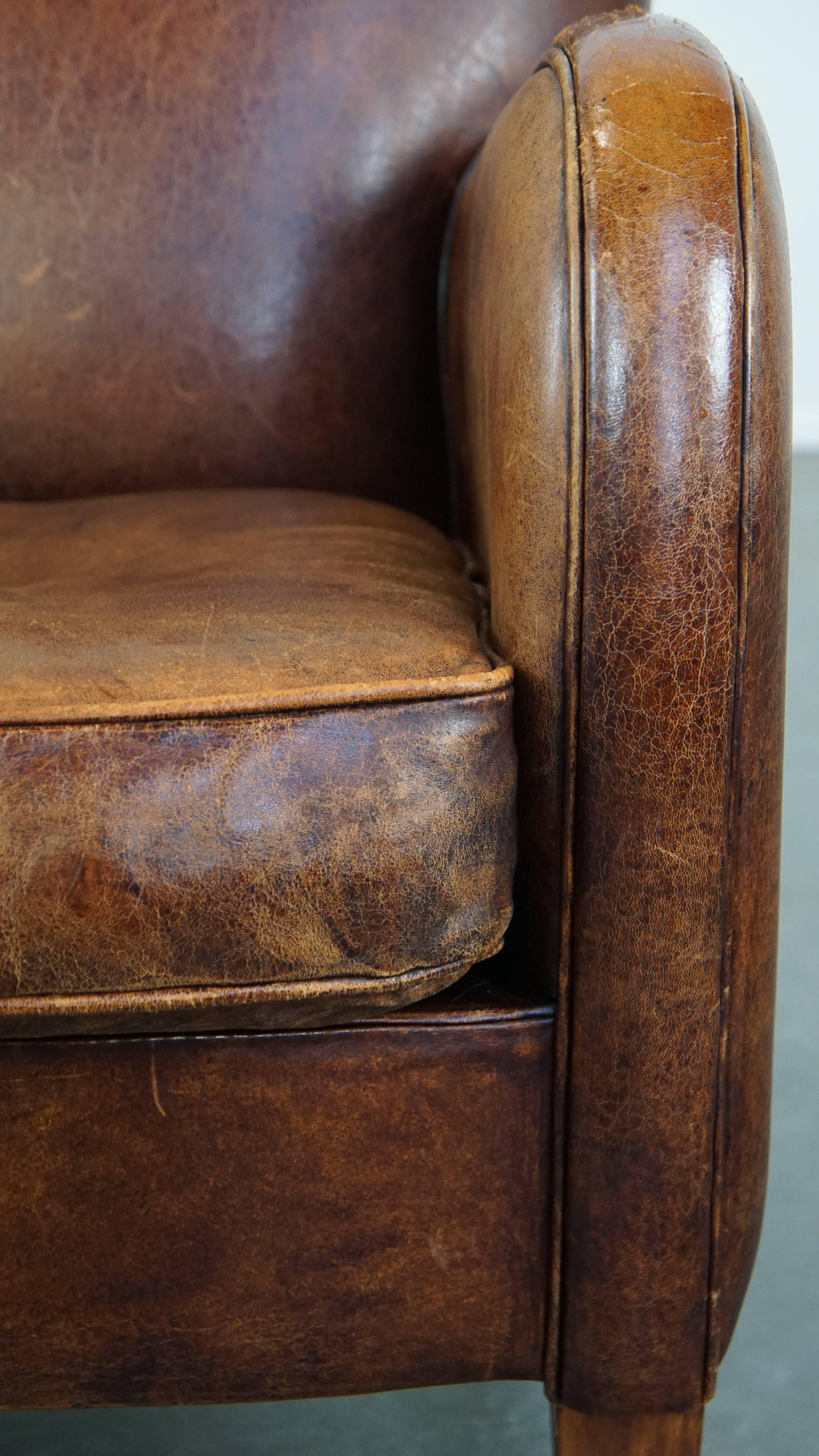 Fauteuil confortable en peau de mouton avec beaucoup de caractère et de belles couleurs en vente 5