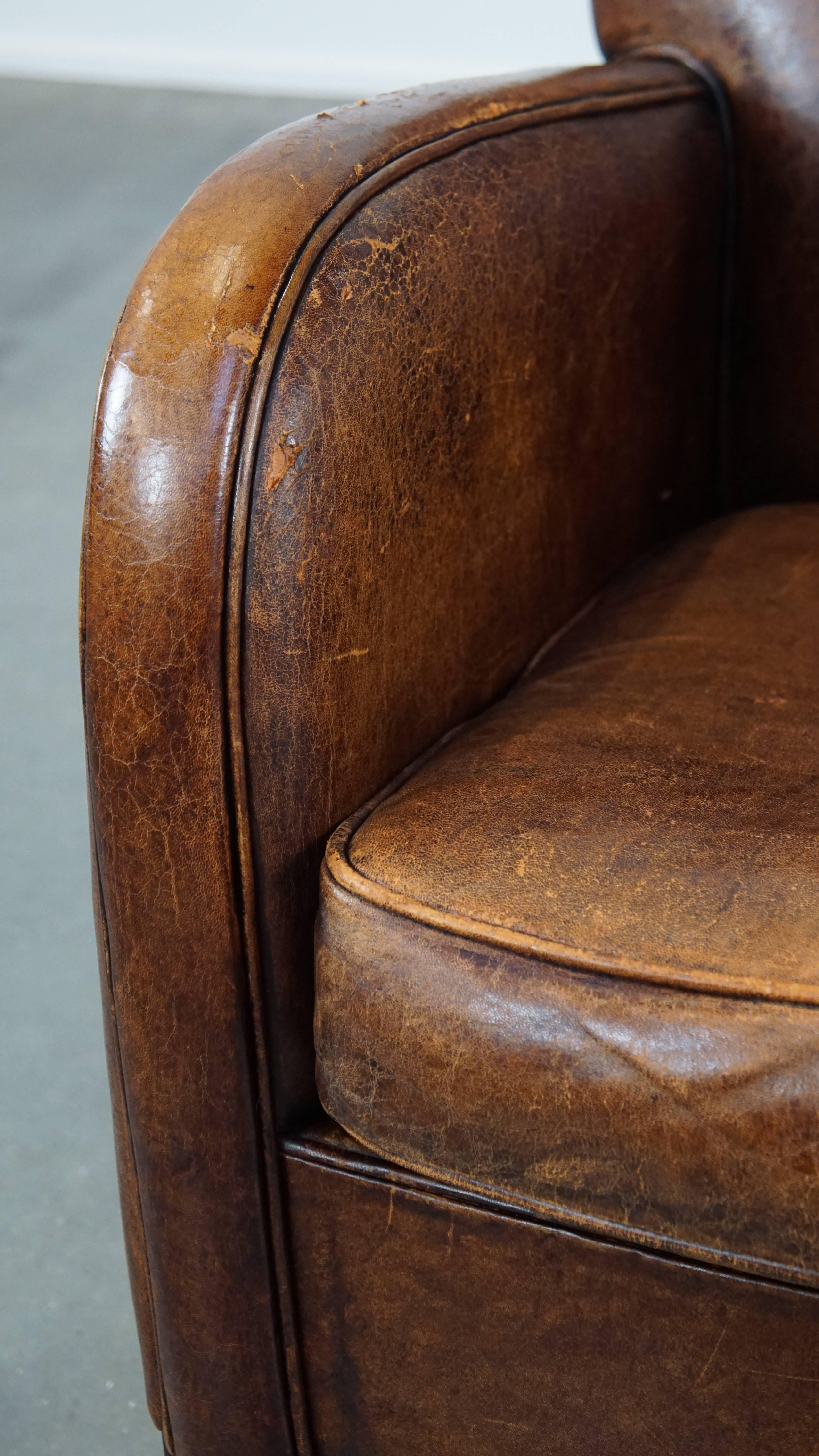 Fauteuil confortable en peau de mouton avec beaucoup de caractère et de belles couleurs en vente 7