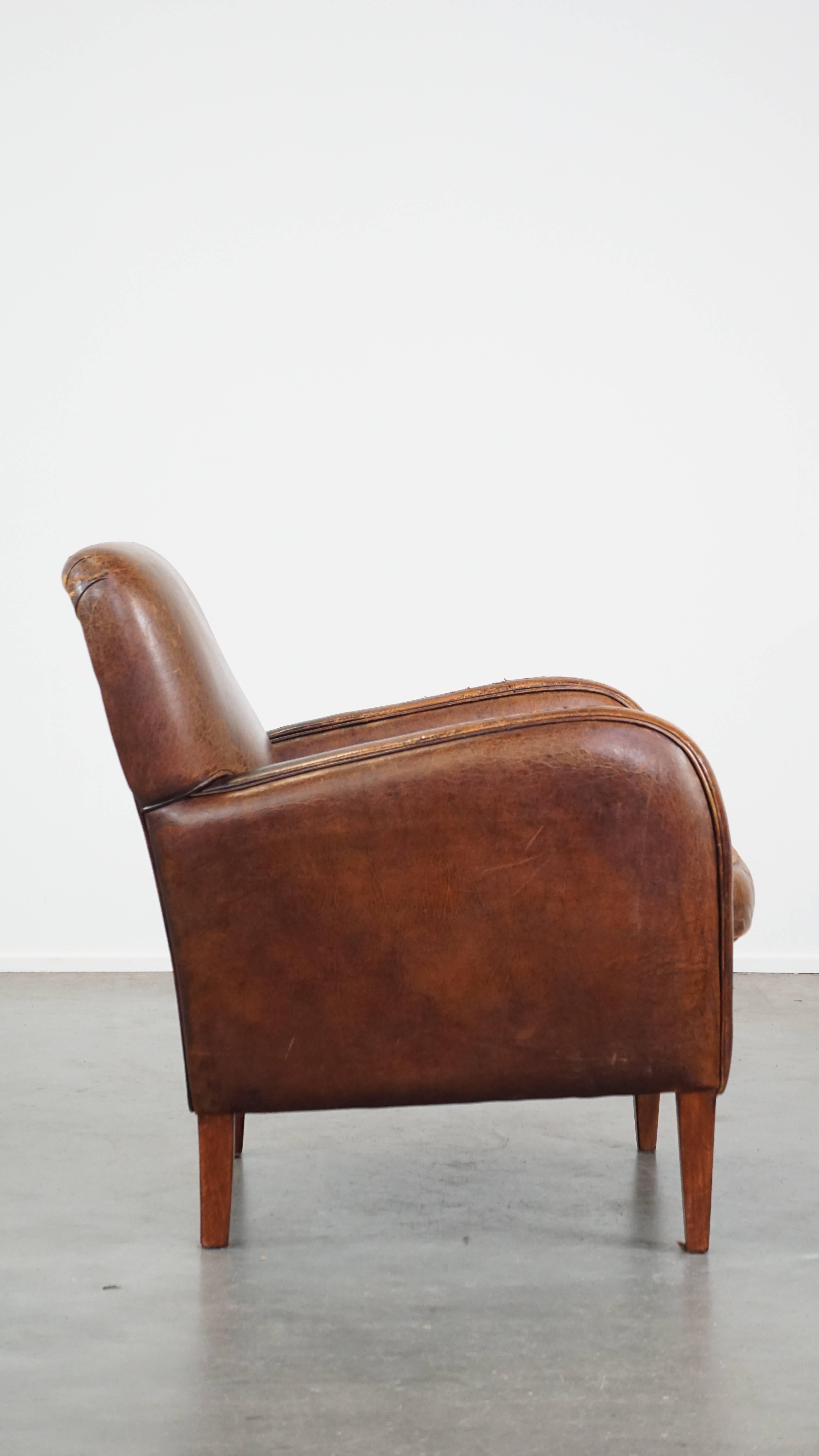 Fait main Fauteuil confortable en peau de mouton avec beaucoup de caractère et de belles couleurs en vente