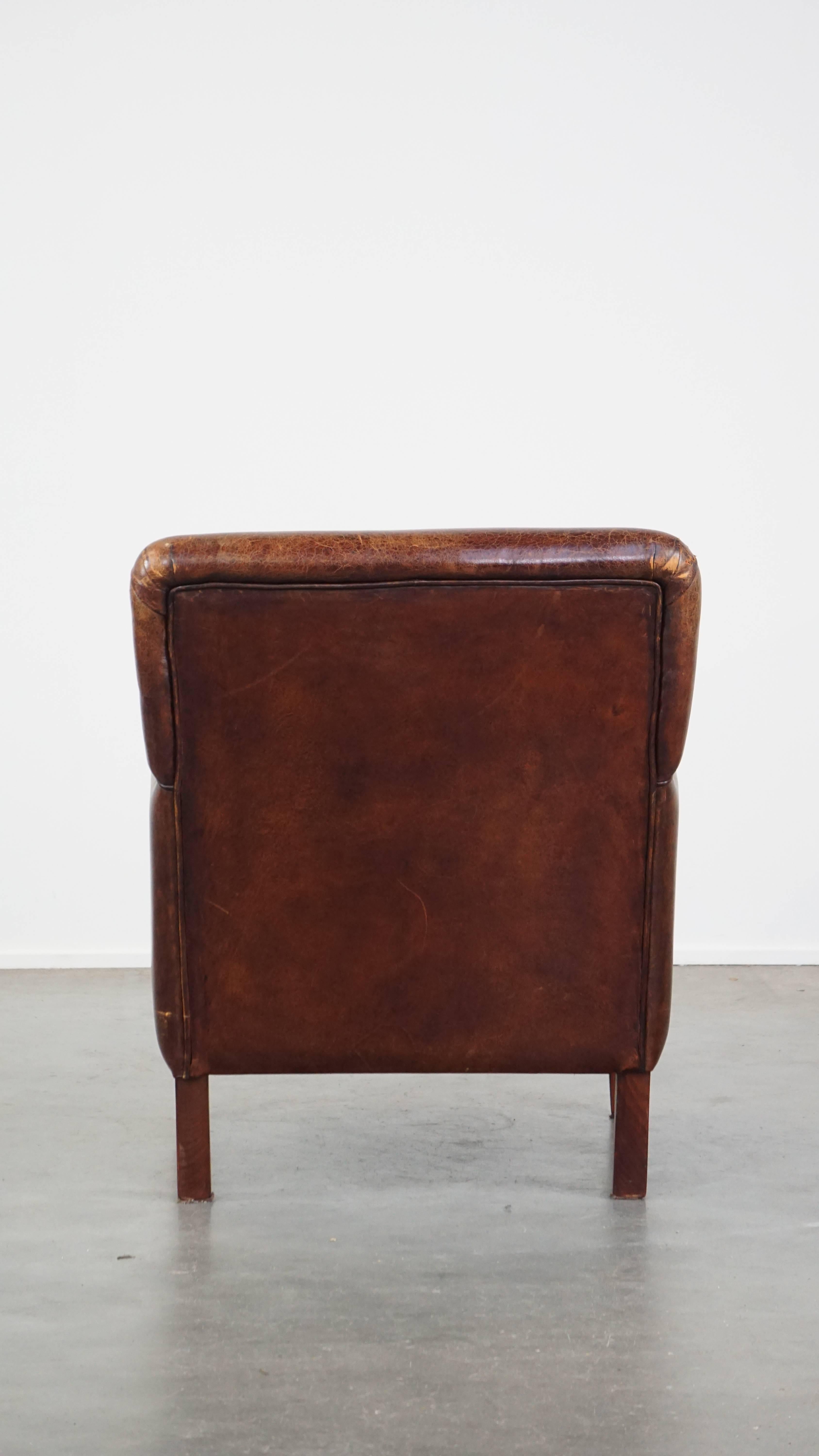 Fauteuil confortable en peau de mouton avec beaucoup de caractère et de belles couleurs Bon état - En vente à Harderwijk, NL