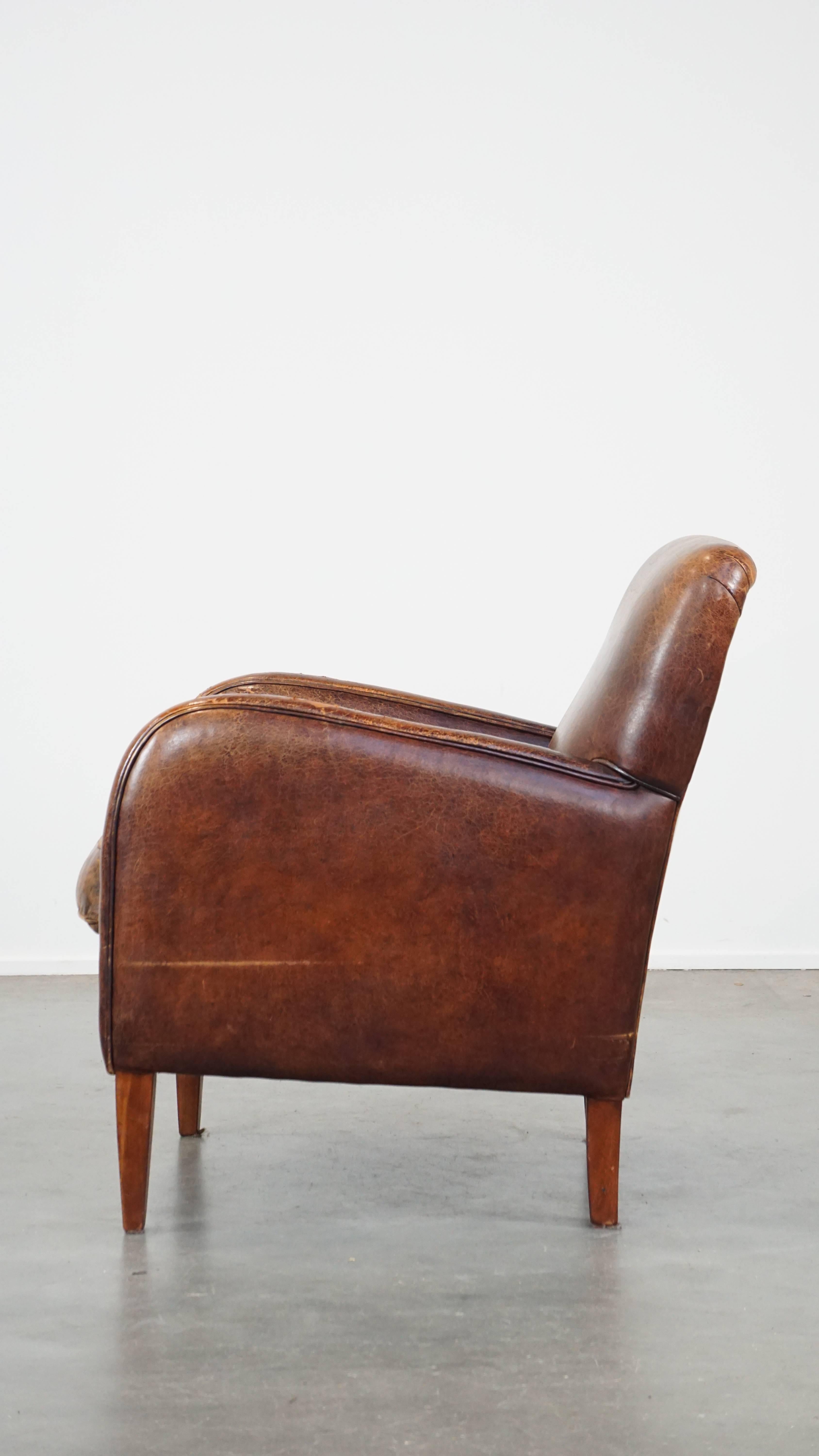 20ième siècle Fauteuil confortable en peau de mouton avec beaucoup de caractère et de belles couleurs en vente