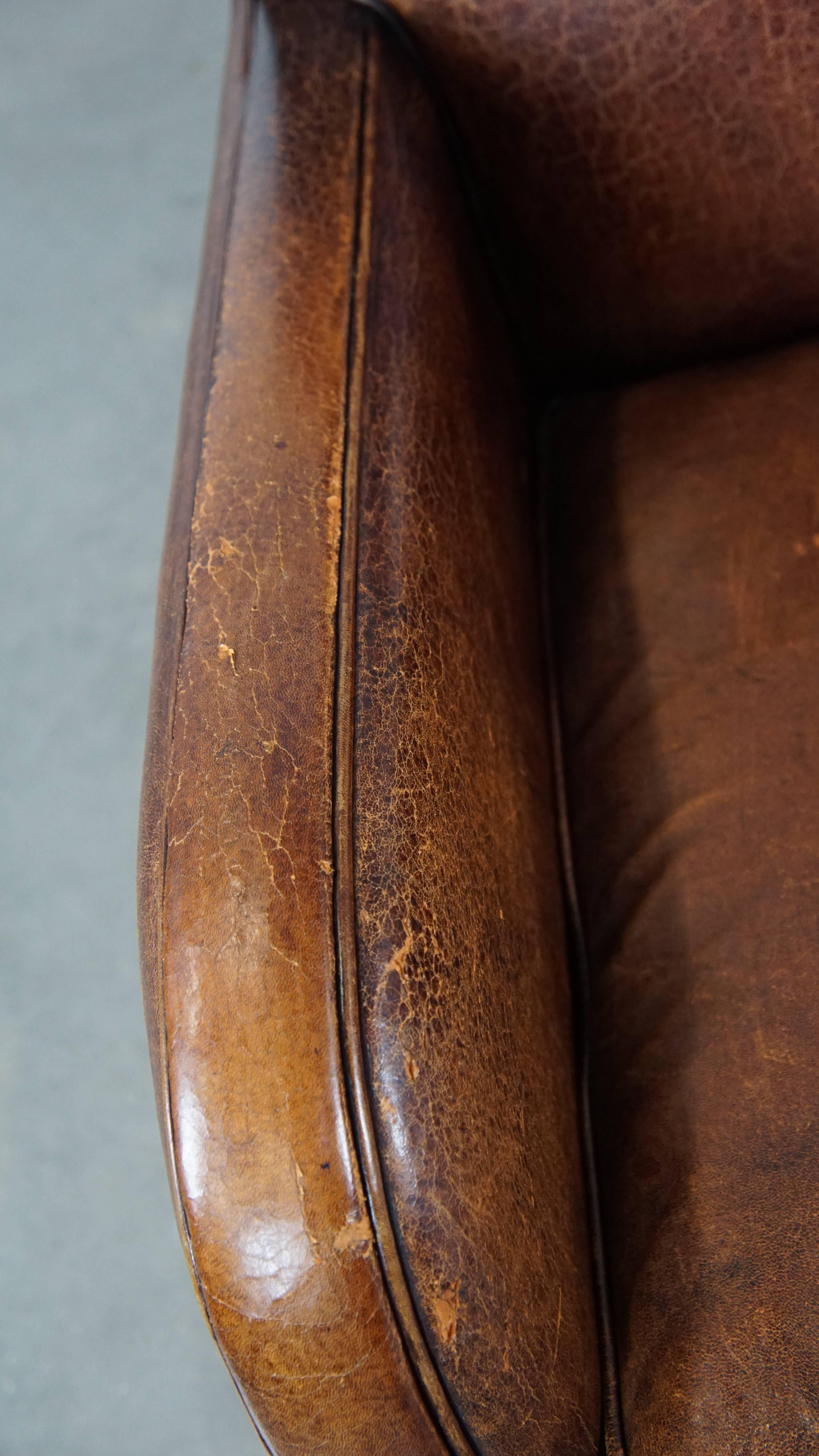 Fauteuil confortable en peau de mouton avec beaucoup de caractère et de belles couleurs en vente 1