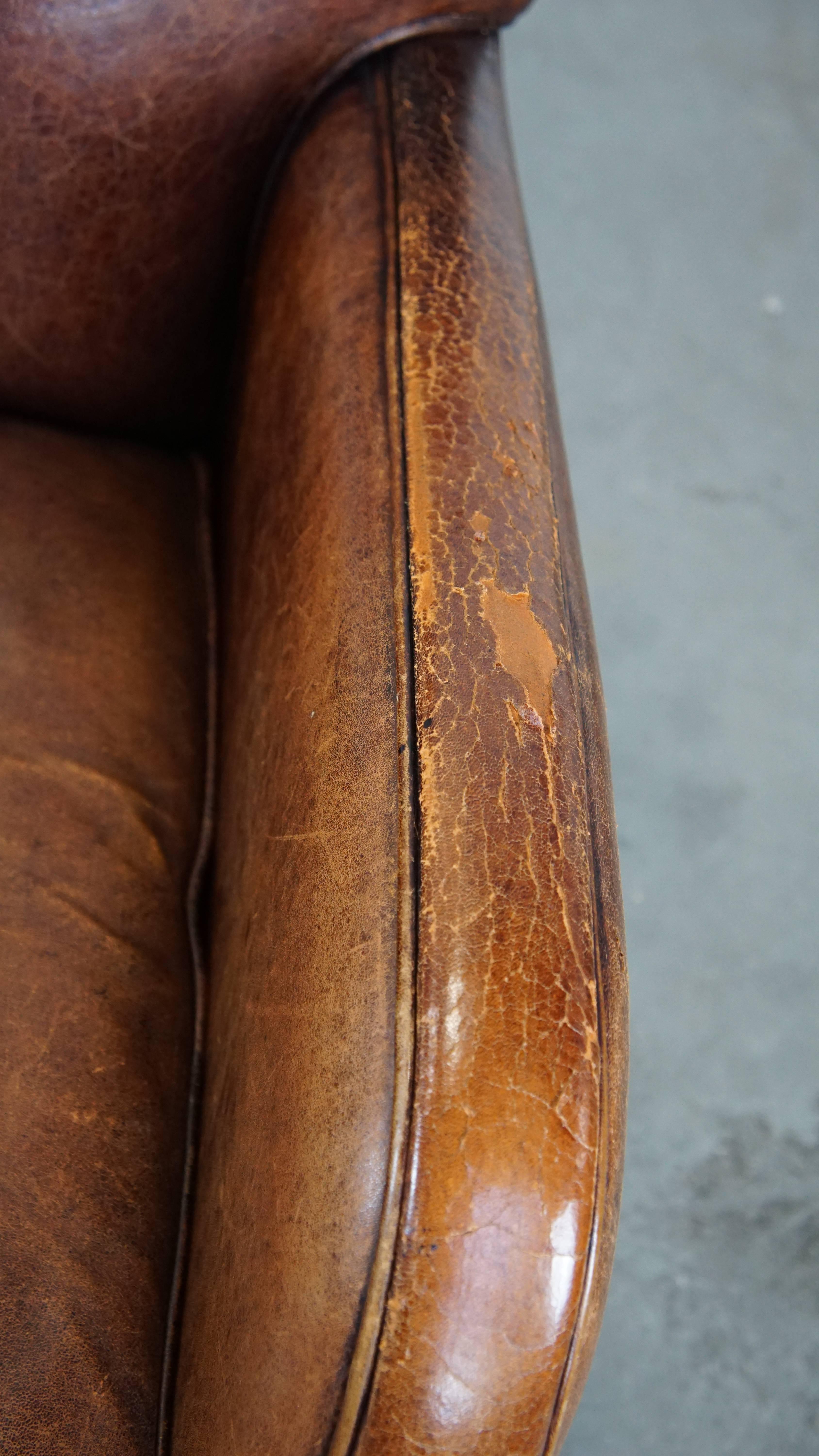 Fauteuil confortable en peau de mouton avec beaucoup de caractère et de belles couleurs en vente 2