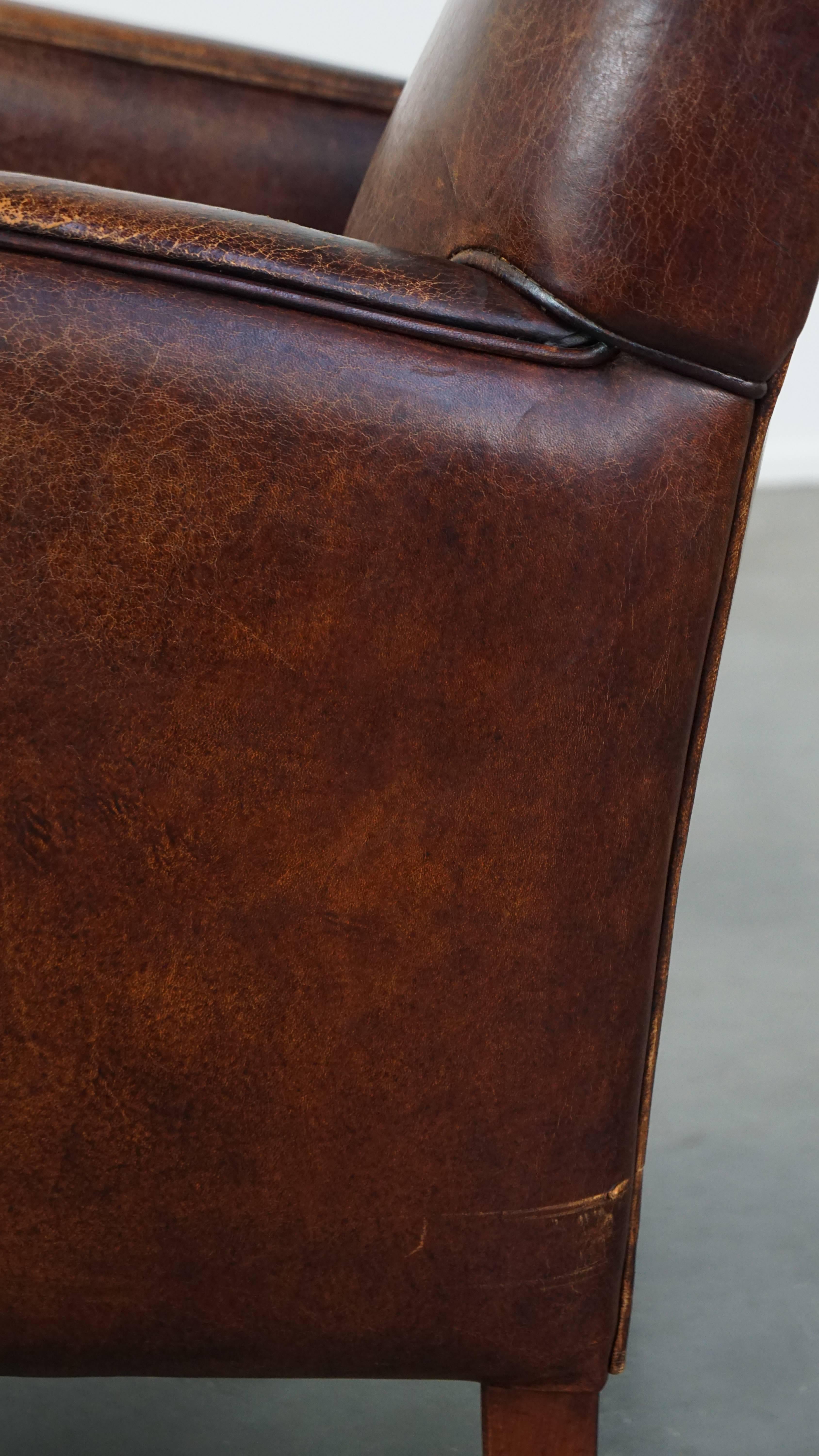 Fauteuil confortable en peau de mouton avec beaucoup de caractère et de belles couleurs en vente 3