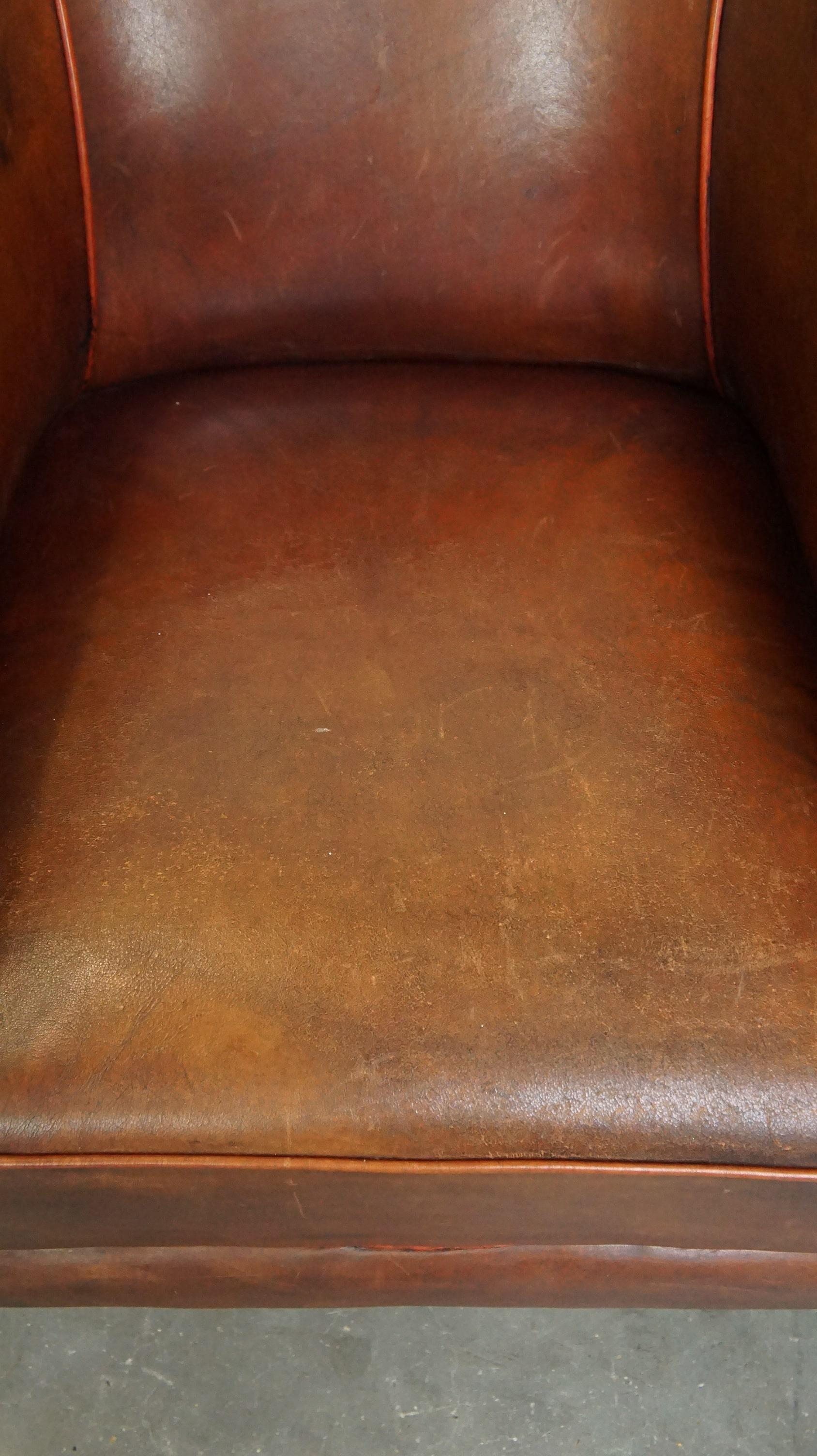 Montone Poltrona club in pelle di pecora, ordinata, elegantemente rifinita e con cuscino fisso. in vendita