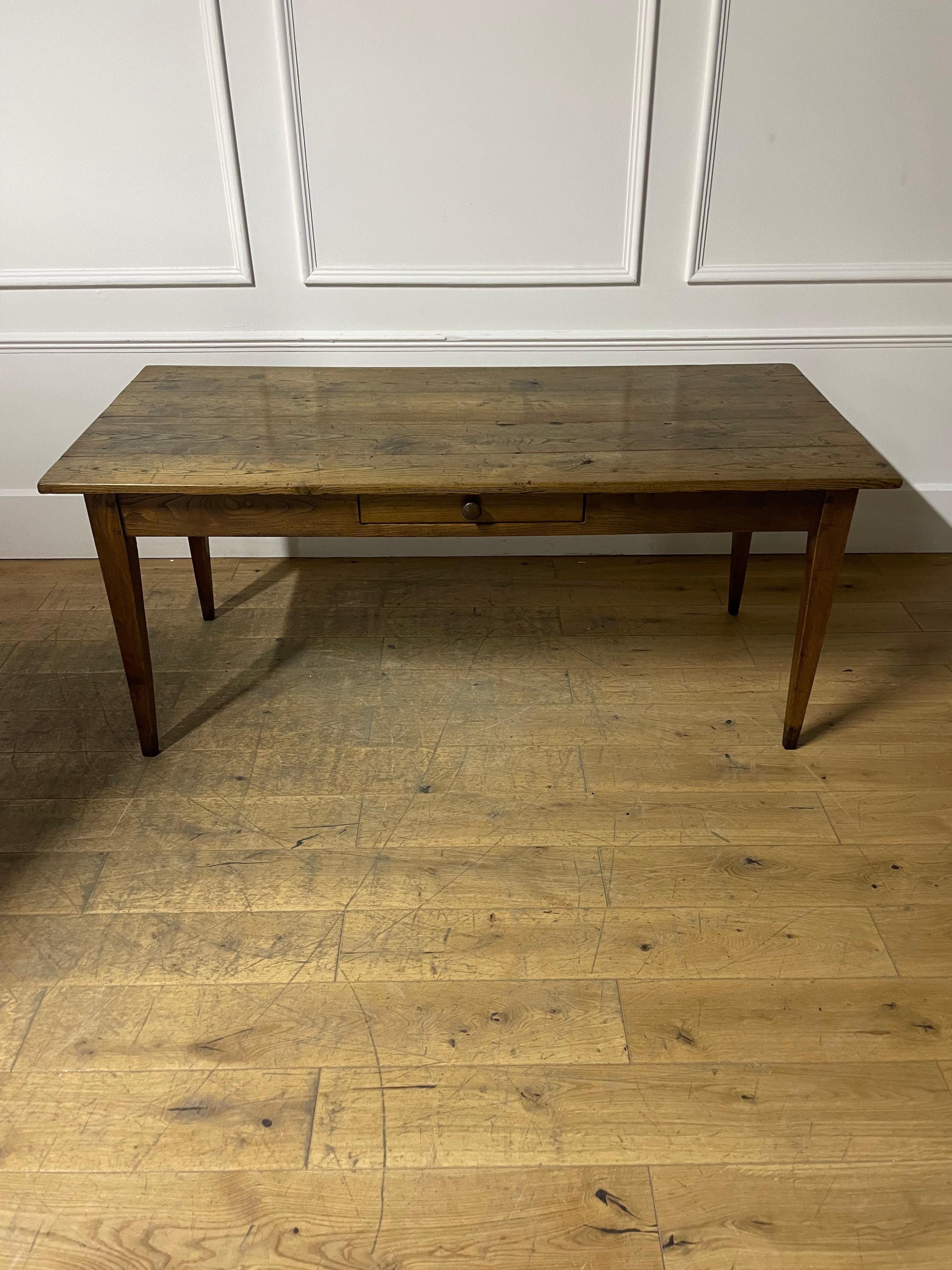 Superbe table de ferme en châtaignier du 19ème siècle. 

D'origine française, vers 1870, de la région normande. Six personnes peuvent s'asseoir confortablement

H : 77 cm (30 5/16