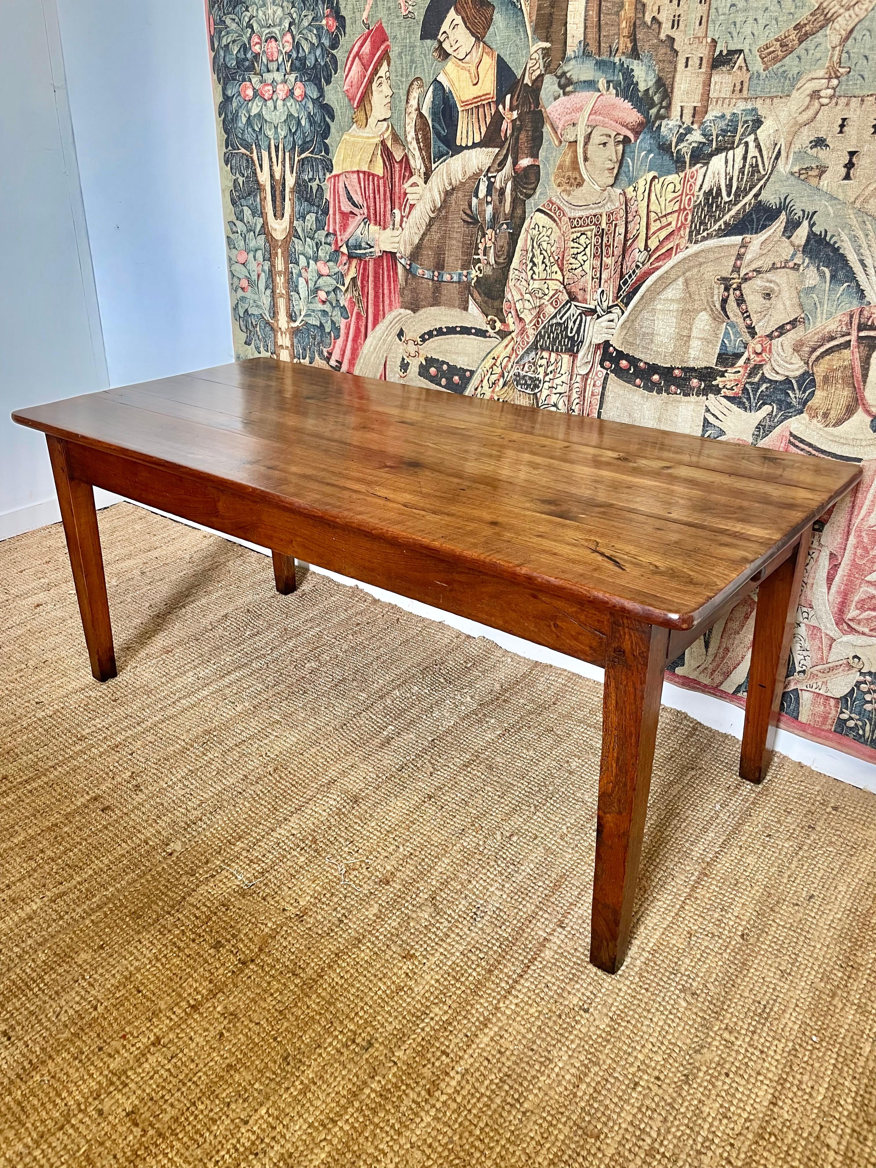 Charmante table de ferme française en merisier et chêne du milieu du 19e siècle 

Crica 1860 de la région de Normandie, un seul tiroir à une extrémité 

Cette table peut accueillir confortablement 6 personnes, après être passée par nos ateliers et