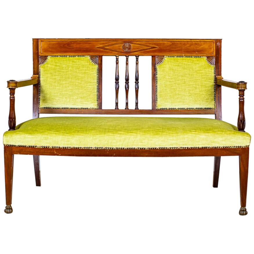 Canapé à assise du début du 20ème siècle tapissé de velours vert