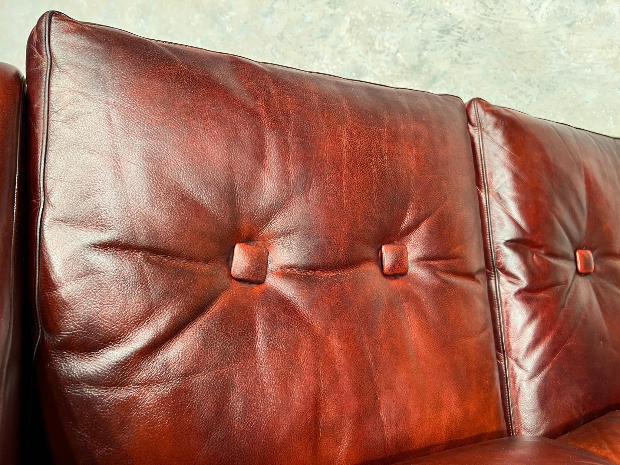 Neat Vintage Danish 1970s Patinated Chestnut Brown 2 Seater Leather Sofa For Sale 7