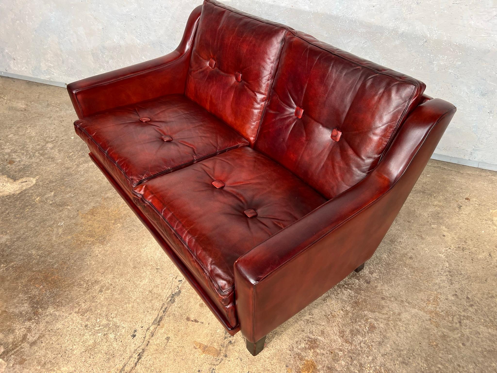 20th Century Neat Vintage Danish 1970s Patinated Chestnut Brown 2 Seater Leather Sofa For Sale