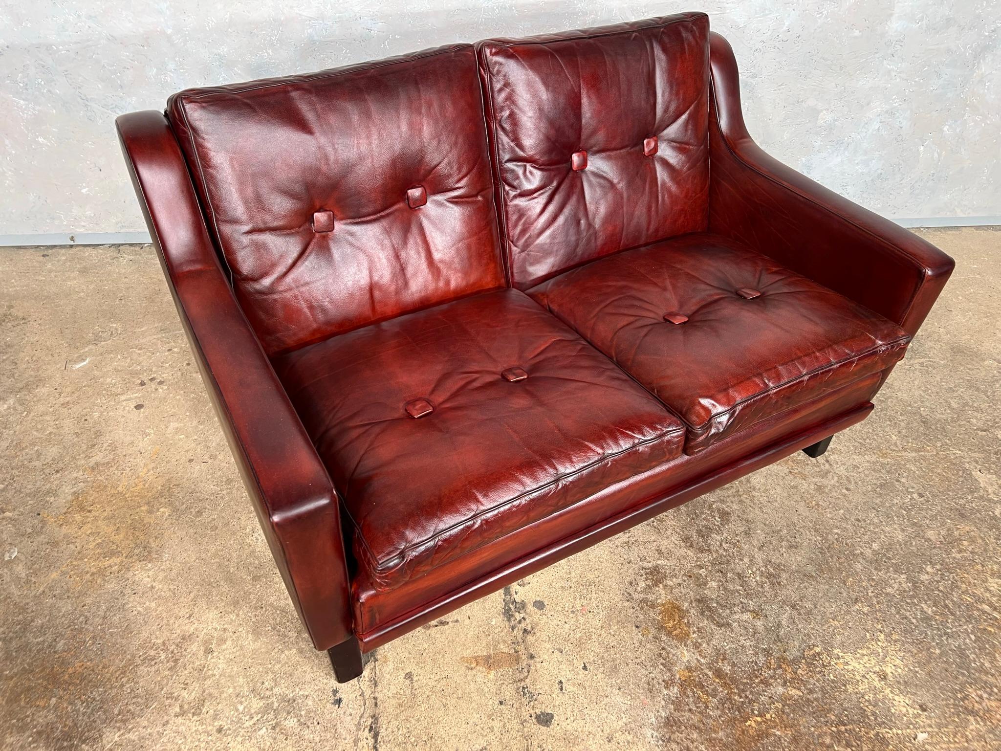 Neat Vintage Danish 1970s Patinated Chestnut Brown 2 Seater Leather Sofa For Sale 4