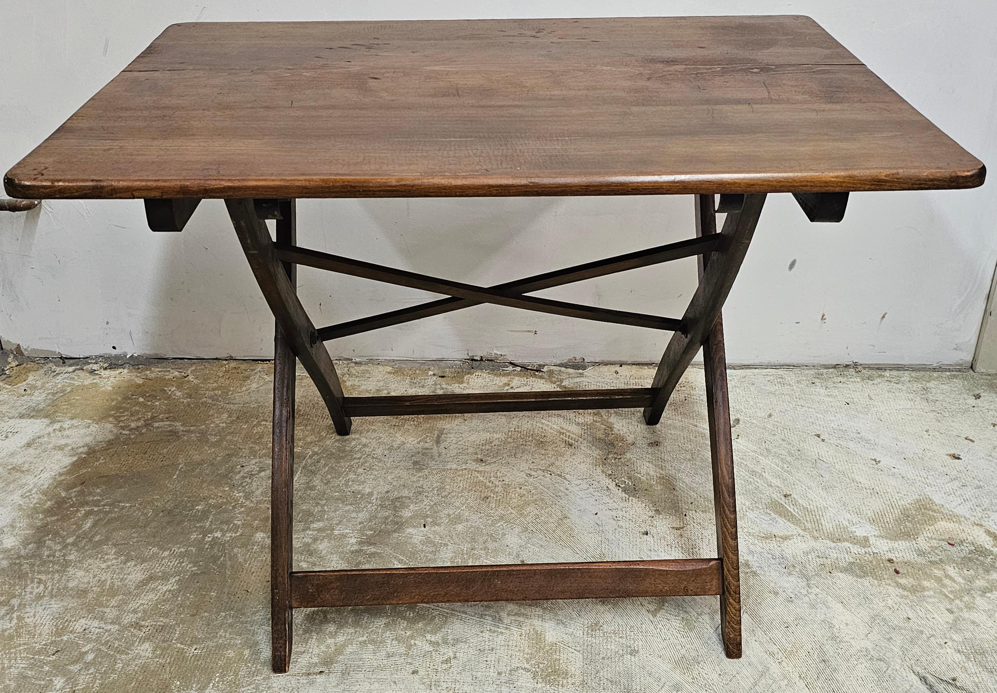 Neather Early American Style - Tavolo da allenamento occasionale pieghevole e regolabile in altezza in vendita 2