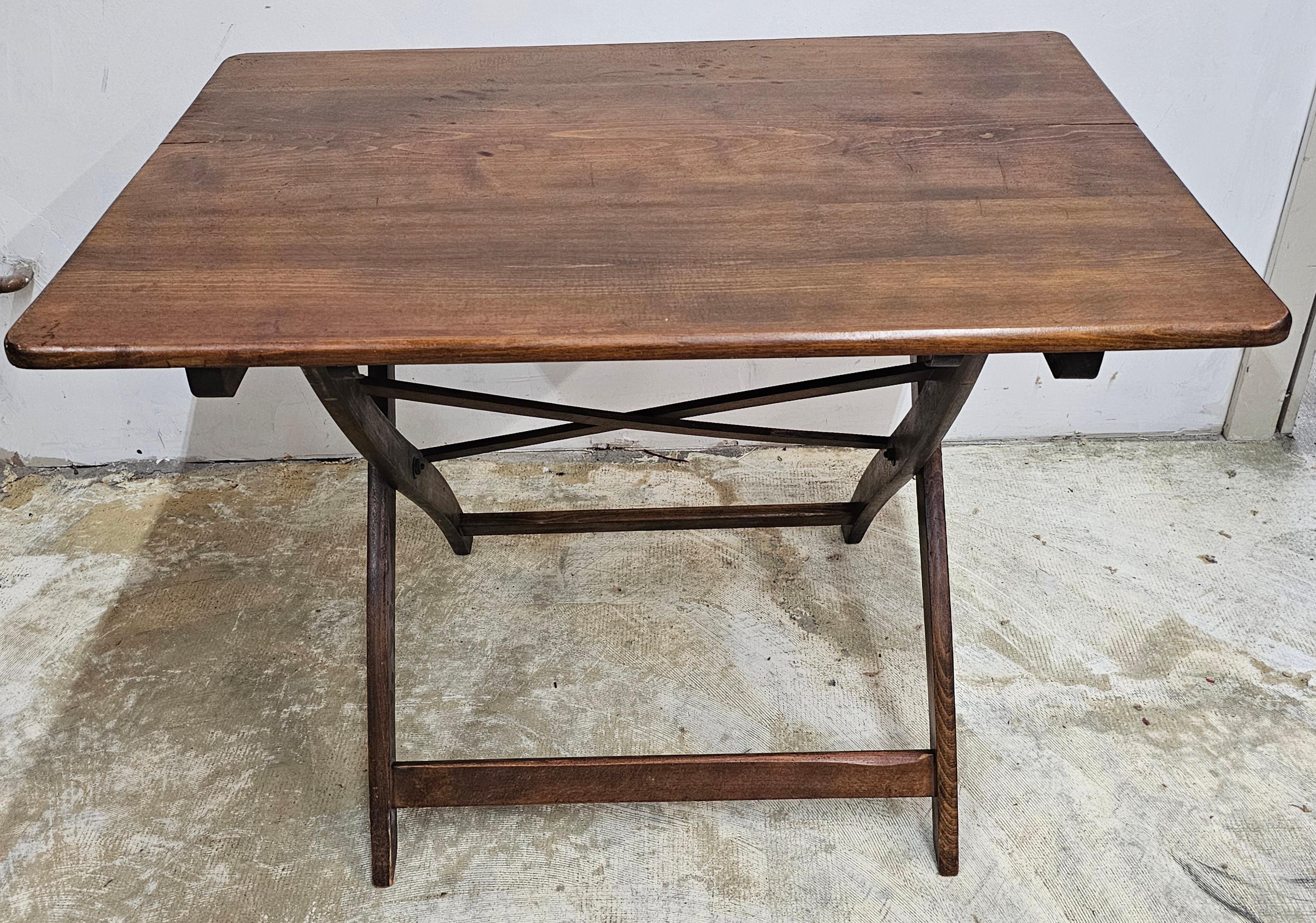 Neather Early American Style - Tavolo da allenamento occasionale pieghevole e regolabile in altezza In condizioni buone in vendita a Germantown, MD