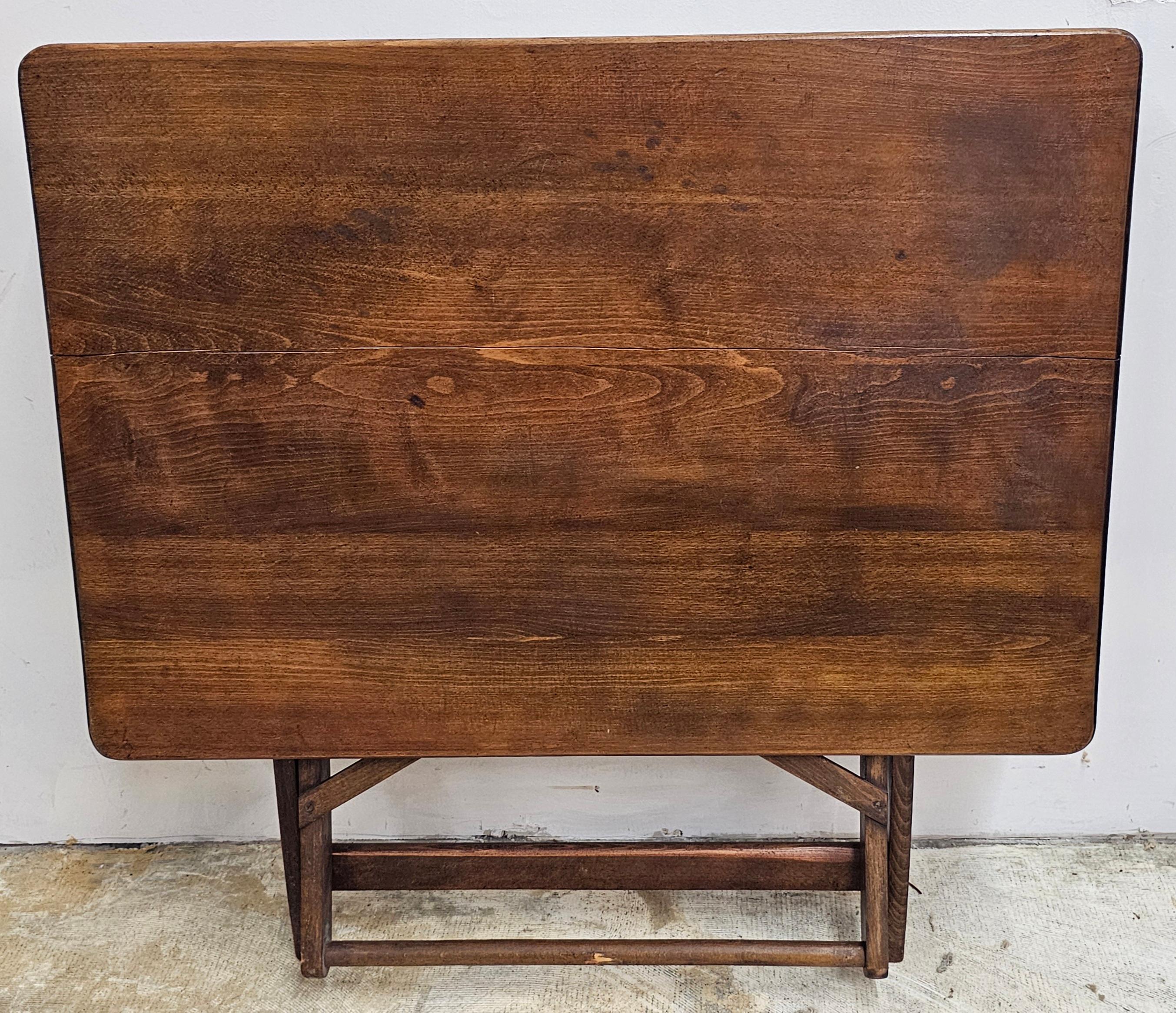 Legno massiccio Neather Early American Style - Tavolo da allenamento occasionale pieghevole e regolabile in altezza in vendita