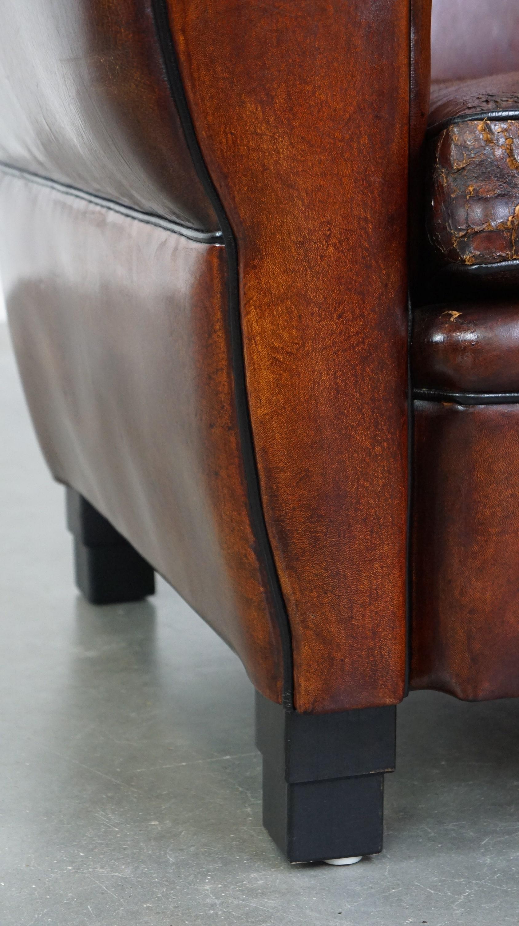 Poltrona in pelle di pecora di grande design, rifinita con cura e con un eccellente comfort di seduta. in vendita 4