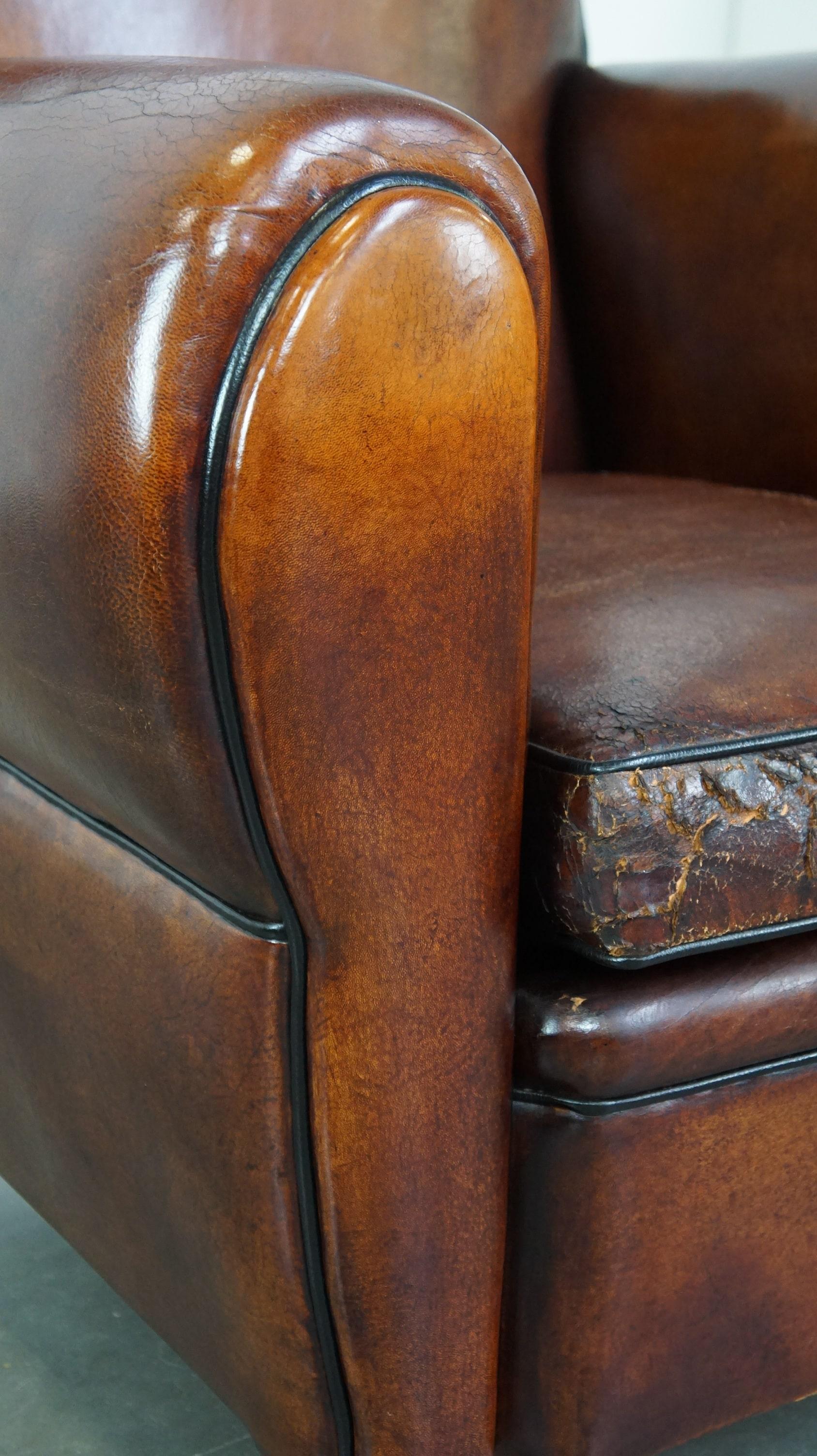 Poltrona in pelle di pecora di grande design, rifinita con cura e con un eccellente comfort di seduta. in vendita 5