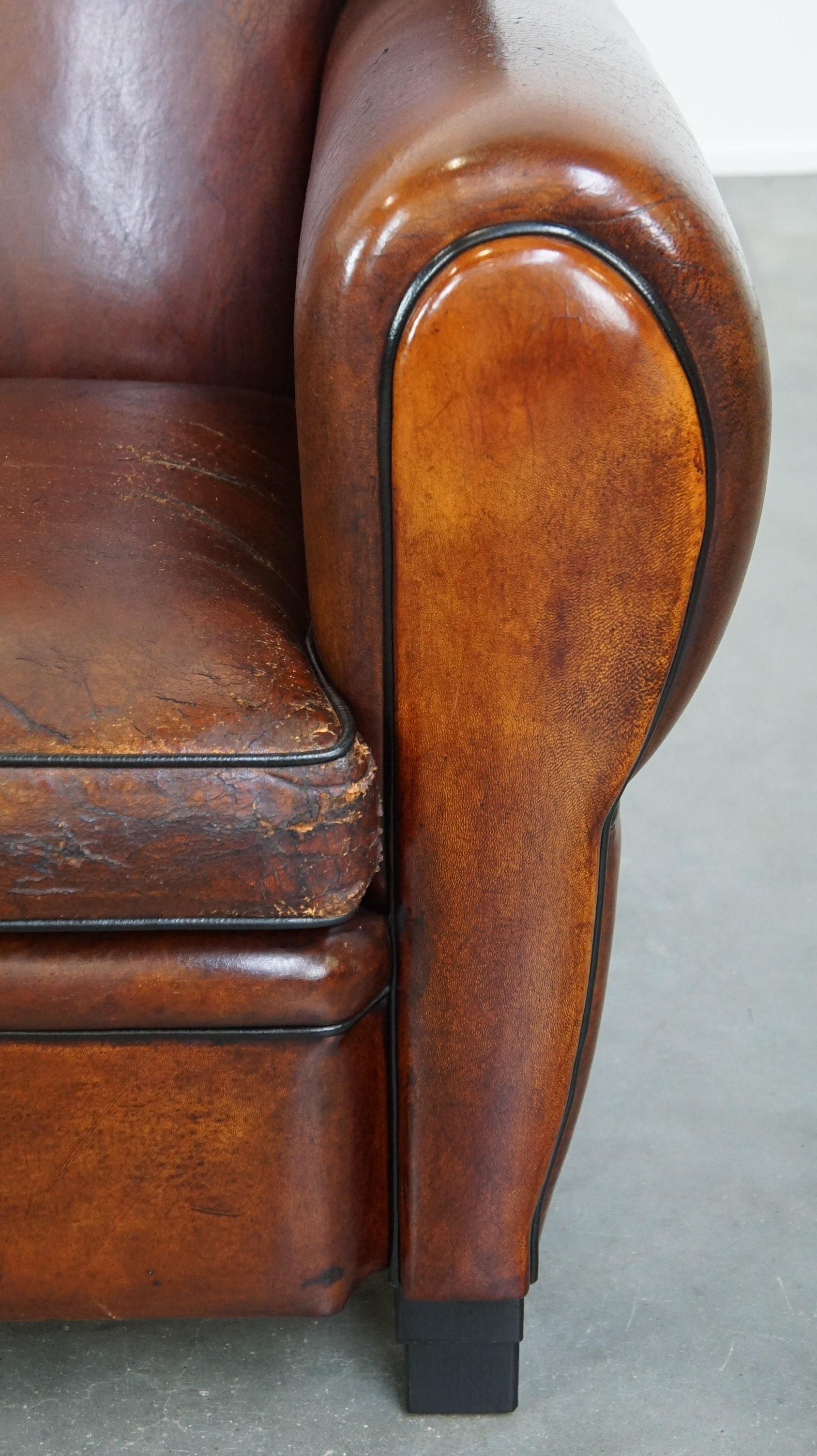 Poltrona in pelle di pecora di grande design, rifinita con cura e con un eccellente comfort di seduta. in vendita 6