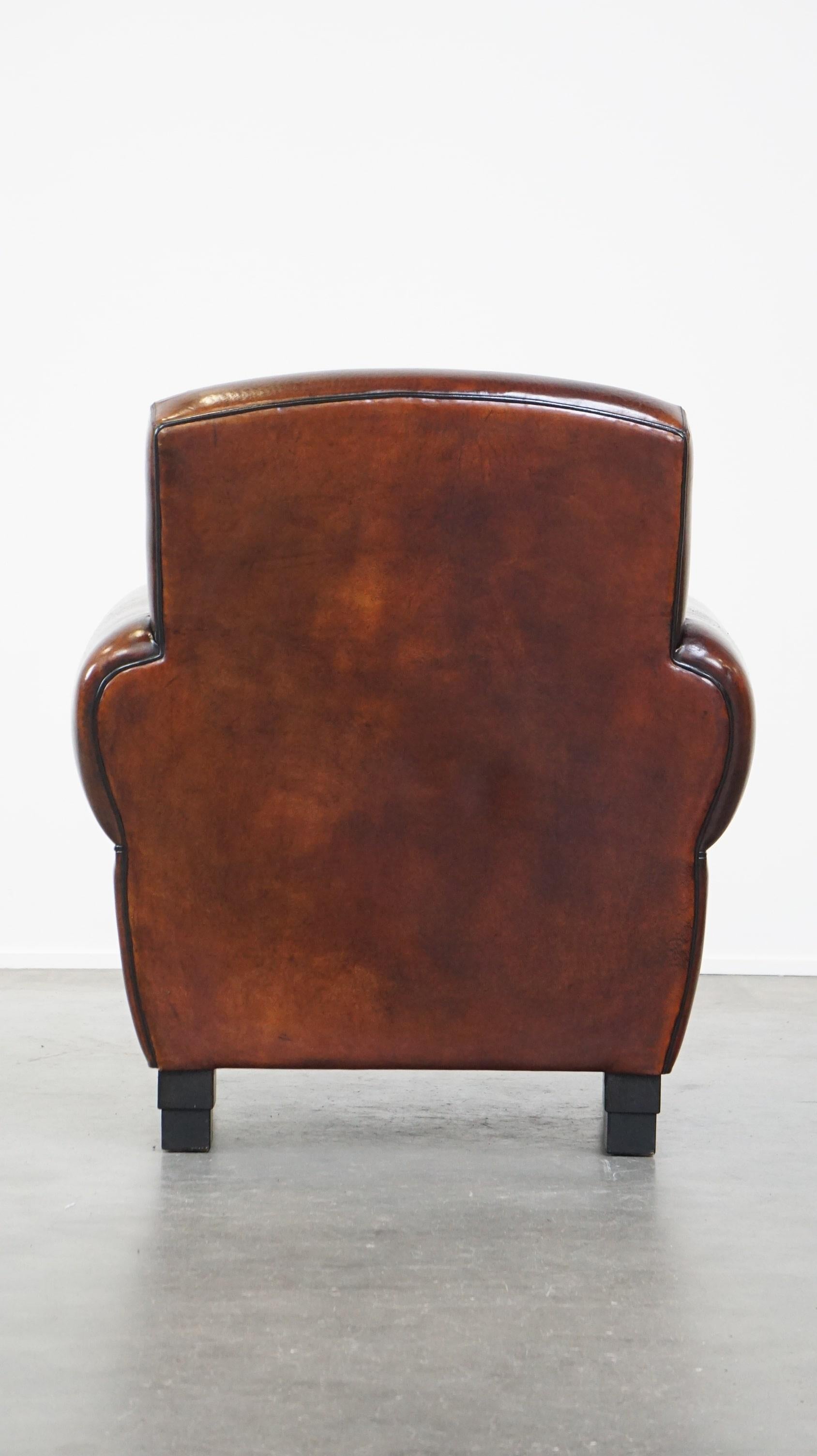 Poltrona in pelle di pecora di grande design, rifinita con cura e con un eccellente comfort di seduta. In condizioni discrete in vendita a Harderwijk, NL