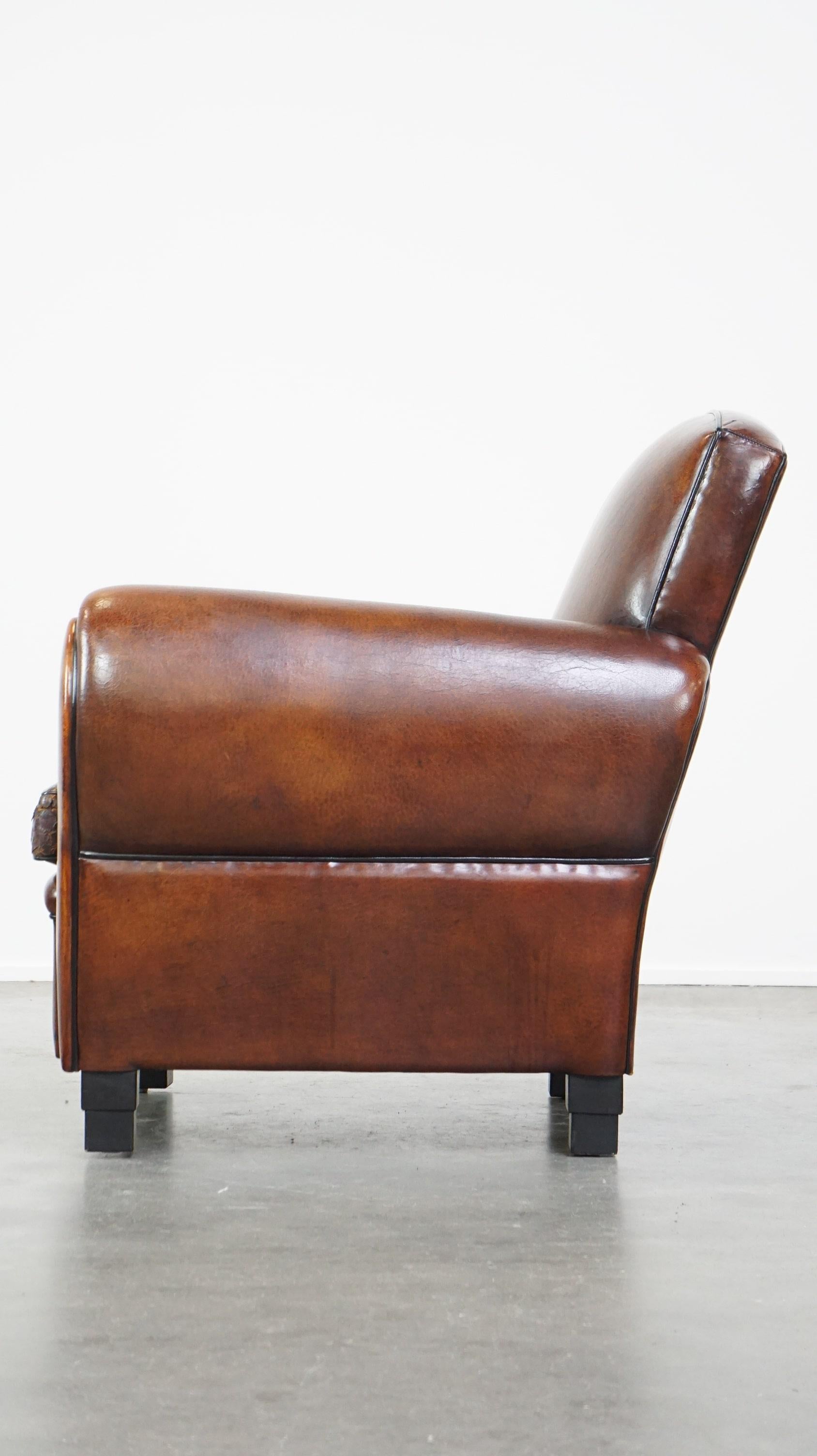 XX secolo Poltrona in pelle di pecora di grande design, rifinita con cura e con un eccellente comfort di seduta. in vendita