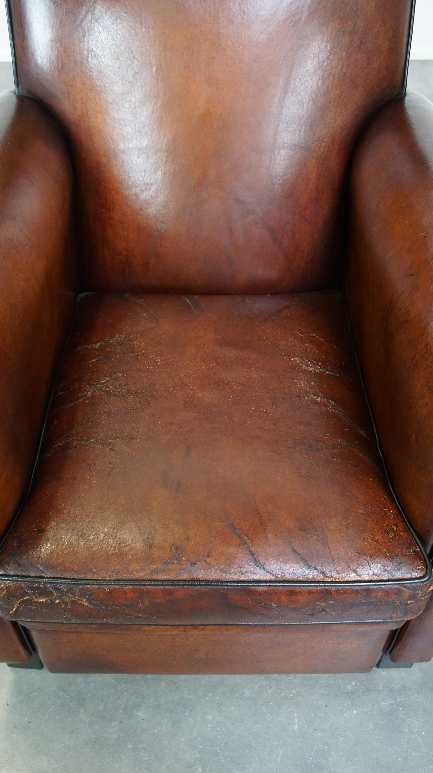 Montone Poltrona in pelle di pecora di grande design, rifinita con cura e con un eccellente comfort di seduta. in vendita