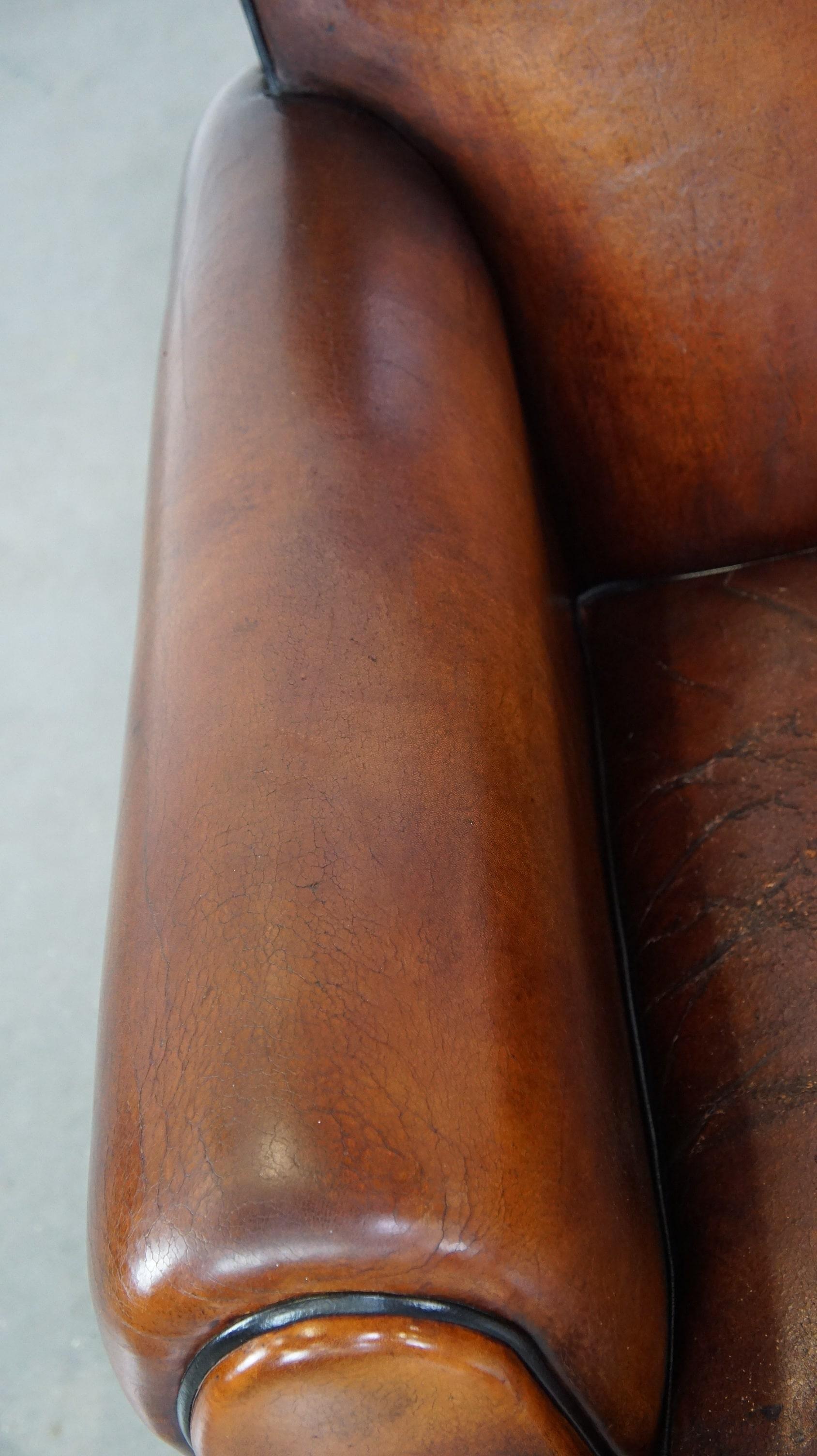 Poltrona in pelle di pecora di grande design, rifinita con cura e con un eccellente comfort di seduta. in vendita 1