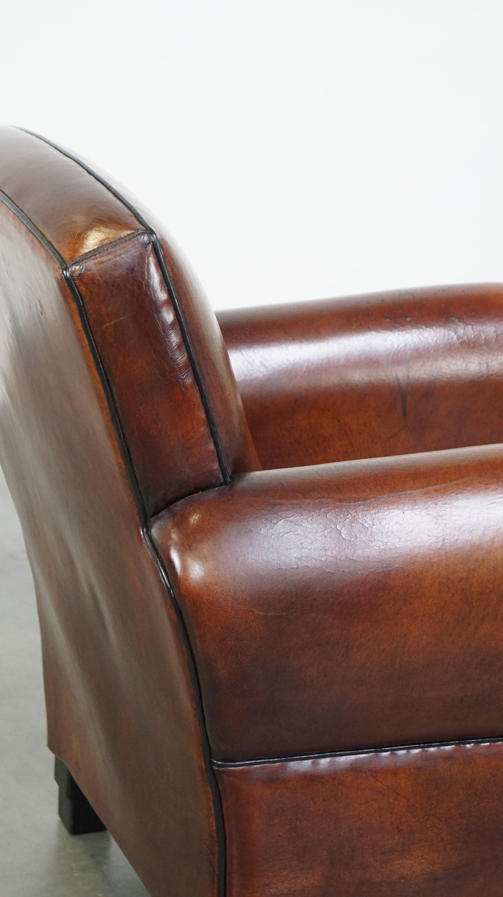 Poltrona in pelle di pecora di grande design, rifinita con cura e con un eccellente comfort di seduta. in vendita 3
