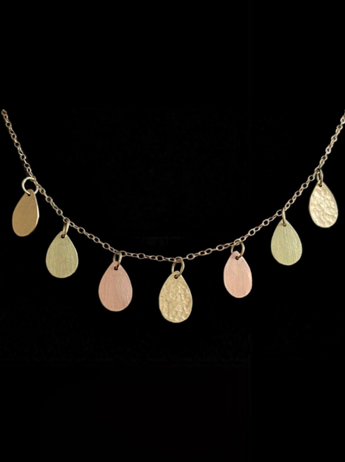 -Oro giallo, verde e rosa 18 carati
-Gocce fatte a mano
-Catena pronta per l'uso 
-Chiusura a moschettone
-Può essere regolato su 16 o 18 pollici
-Disponibile con finitura opaca o lucida
-Disponibile martellato o liscio
-Con logo Nebu impresso a