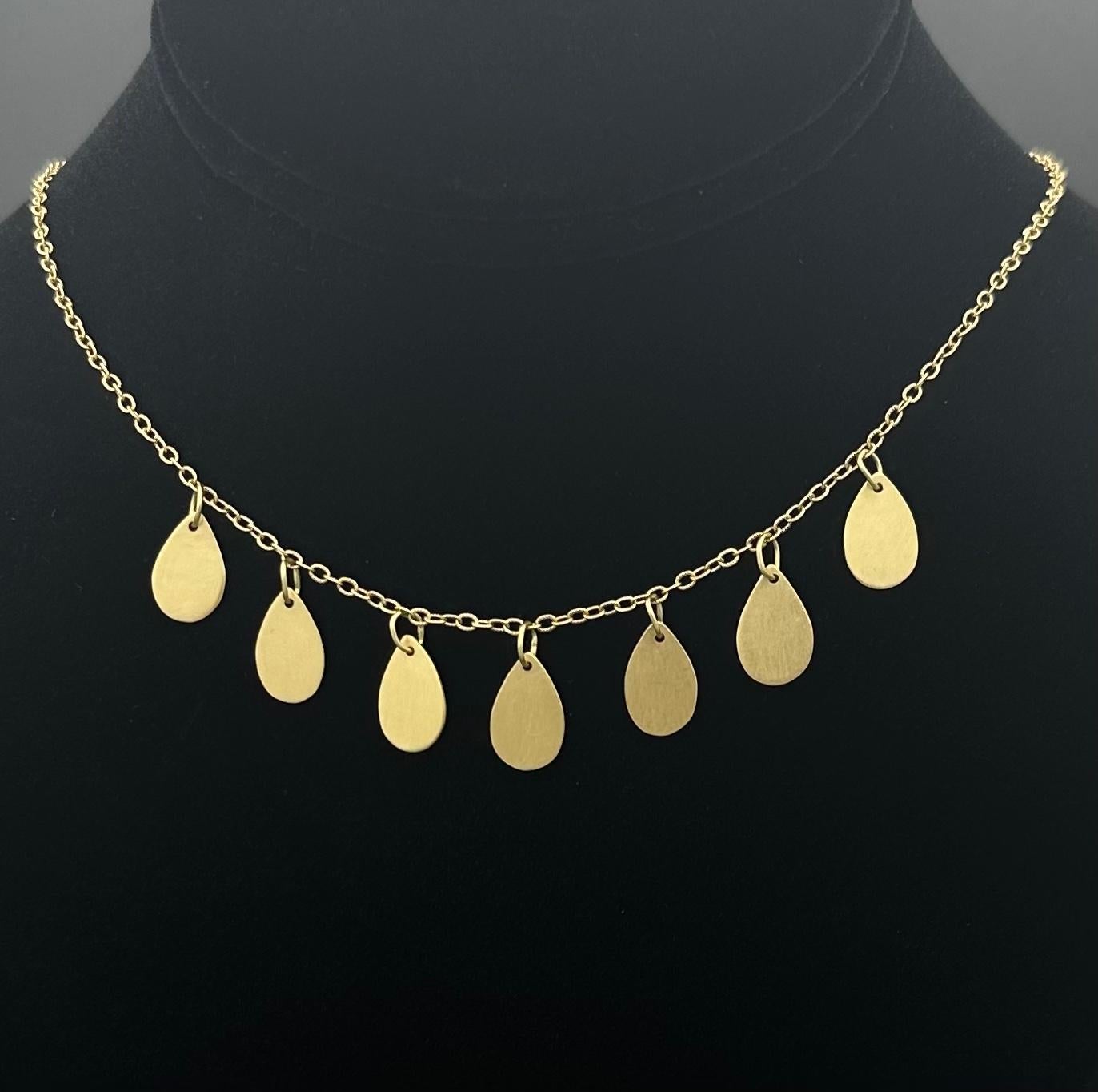 -Oro 18 carati
-Gocce fatte a mano
-Catena pronta per l'uso 
-Chiusura a moschettone
-Può essere regolato su 16 o 18 pollici
-Disponibile con finitura opaca o lucida
-Disponibile martellato o liscio
-Con logo Nebu impresso a fuoco

Ti presentiamo la