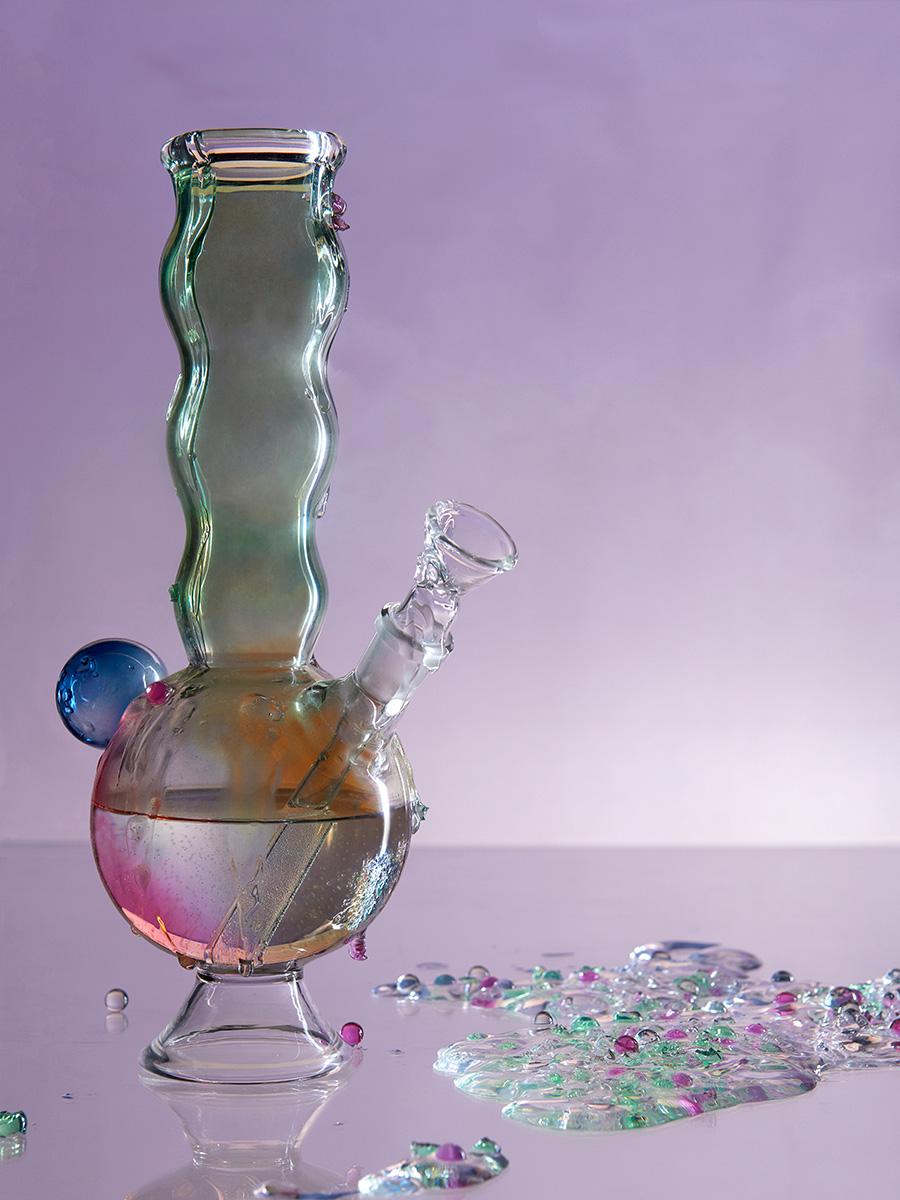 Serena Confalonieri continues her research in the field of self-production and craftsmanship. The subject, once again, is hand-blown borosilicate glass. After her Calypso floral glasses collection and Arabesque vases, the designer approaches a