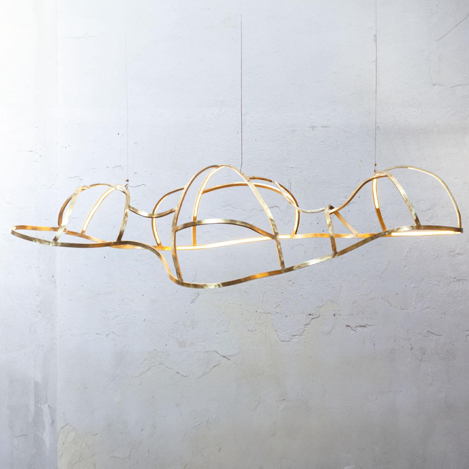 Italiano Lampadario scultoreo a forma di nuvola galattica in ottone 'Nebula' di Morghen Studio in vendita