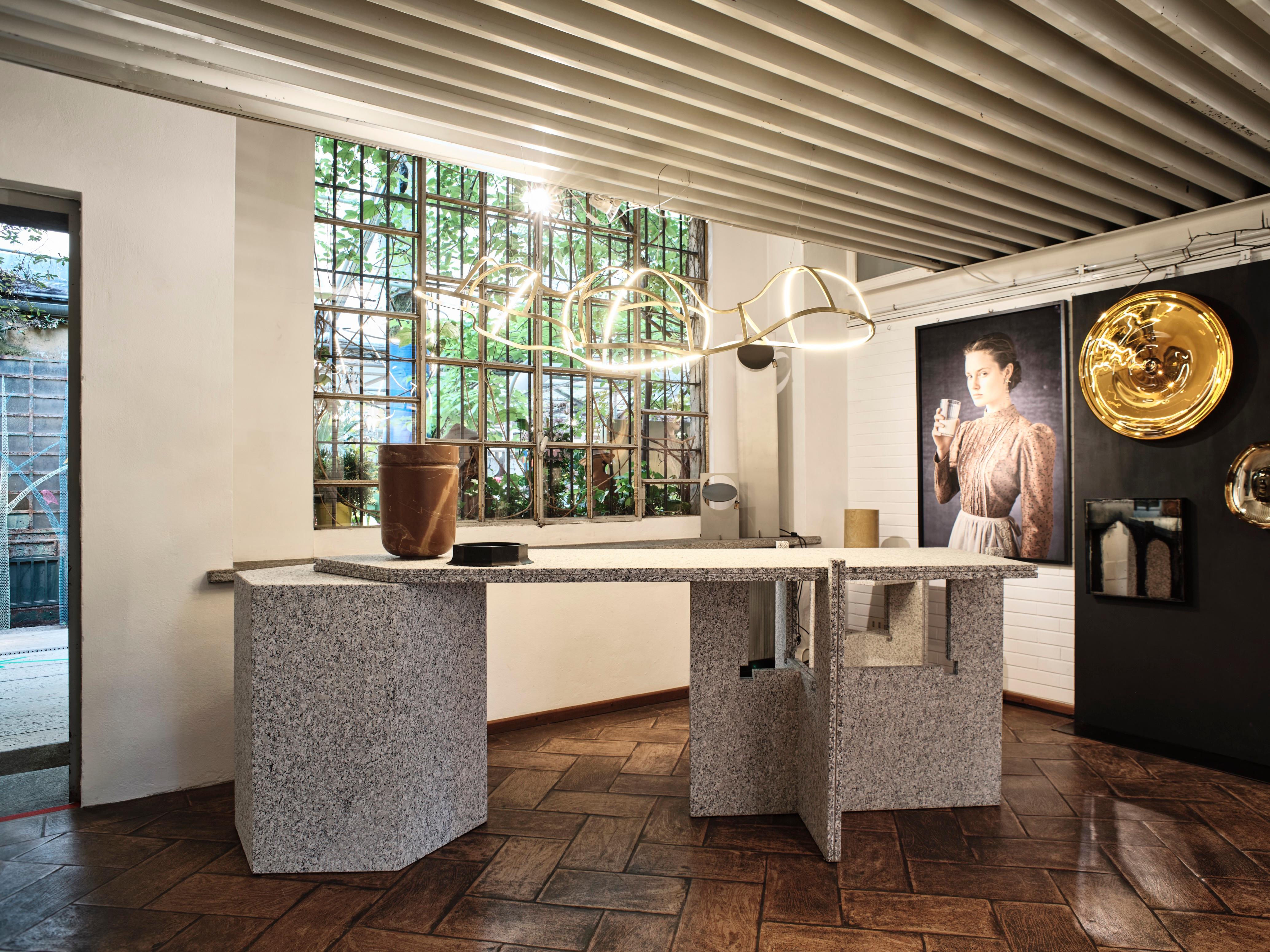 XXI secolo e contemporaneo Lampadario scultoreo a forma di nuvola galattica in ottone 'Nebula' di Morghen Studio in vendita