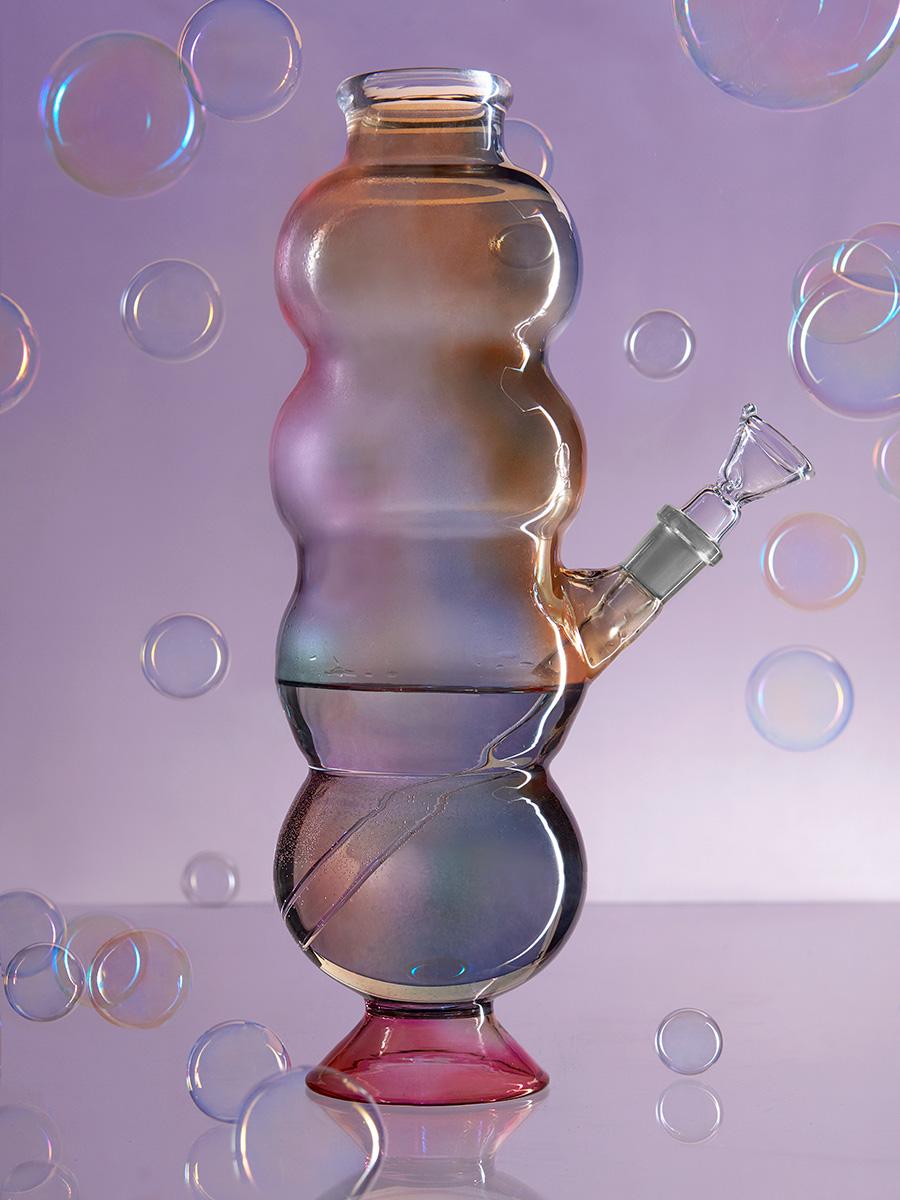 Serena Confalonieri continua la sua ricerca nel campo dell'autoproduzione e dell'artigianato. Il soggetto, ancora una volta, è il vetro borosilicato soffiato a mano. Dopo la collezione di bicchieri floreali Calypso e i vasi Arabesque, la designer si