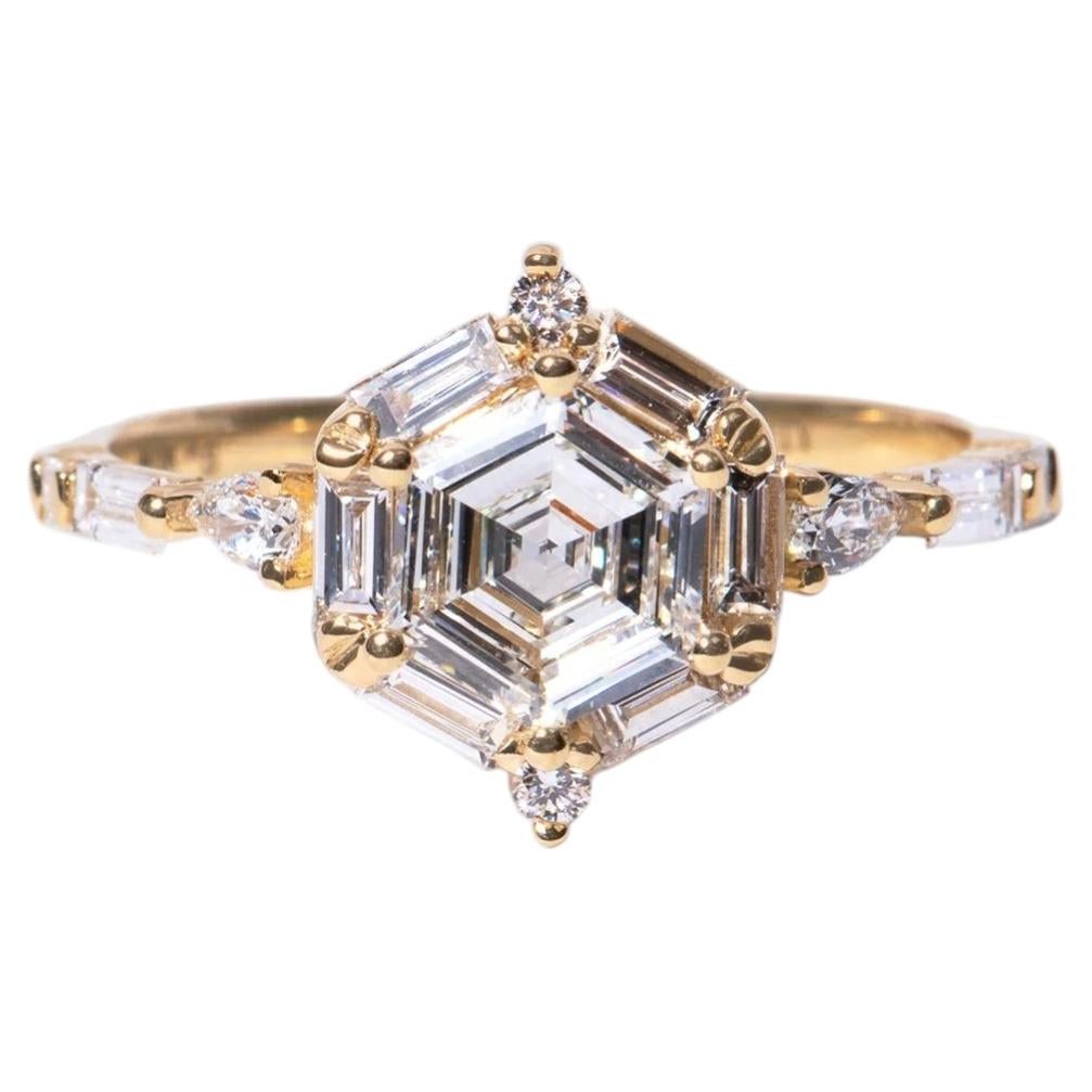 Anillo de compromiso Nebula Hexagon en oro de 14 quilates y diamantes de Anastassia Sel Jewelry