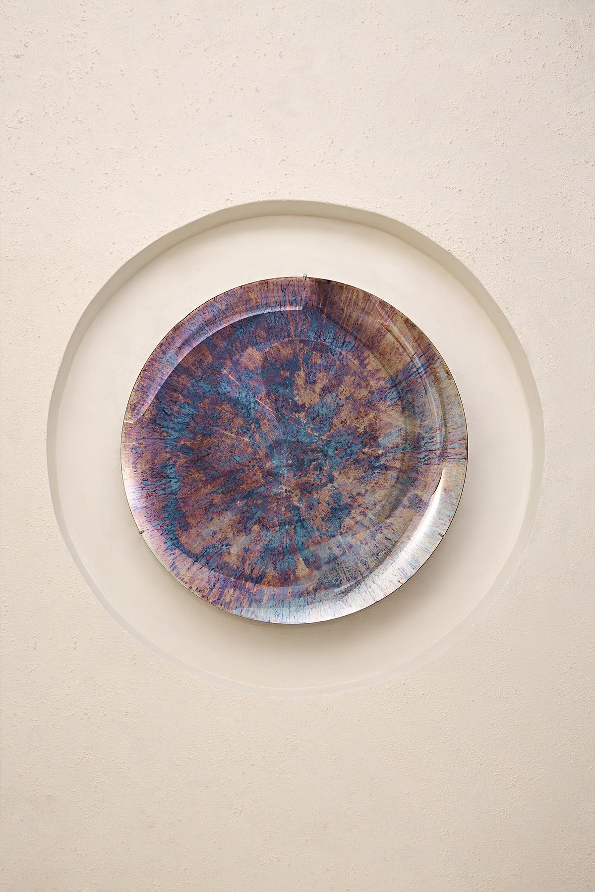 Limitierte Auflage des Nebula I Konkavspiegels Multicolor Oxidiert von Homa
Abmessungen: D 97 x H 7 cm
MATERIALIEN: Konkaver, oxidierter Spiegel, Aufhänger: Messing.

HOMA ist ein Atelier für zeitgenössisches Design mit Sitz in Istanbul. Das