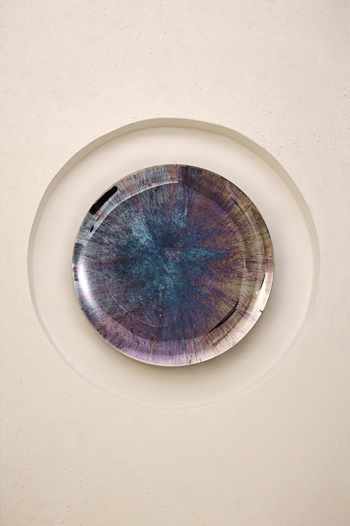 Limitierte Auflage Nebula II Konkavspiegel Multicolor Oxidiert von Homa
Abmessungen: D 97 x H 7 cm
MATERIALIEN: Konkaver, oxidierter Spiegel, Aufhänger: Messing.

HOMA ist ein Atelier für zeitgenössisches Design mit Sitz in Istanbul. Das