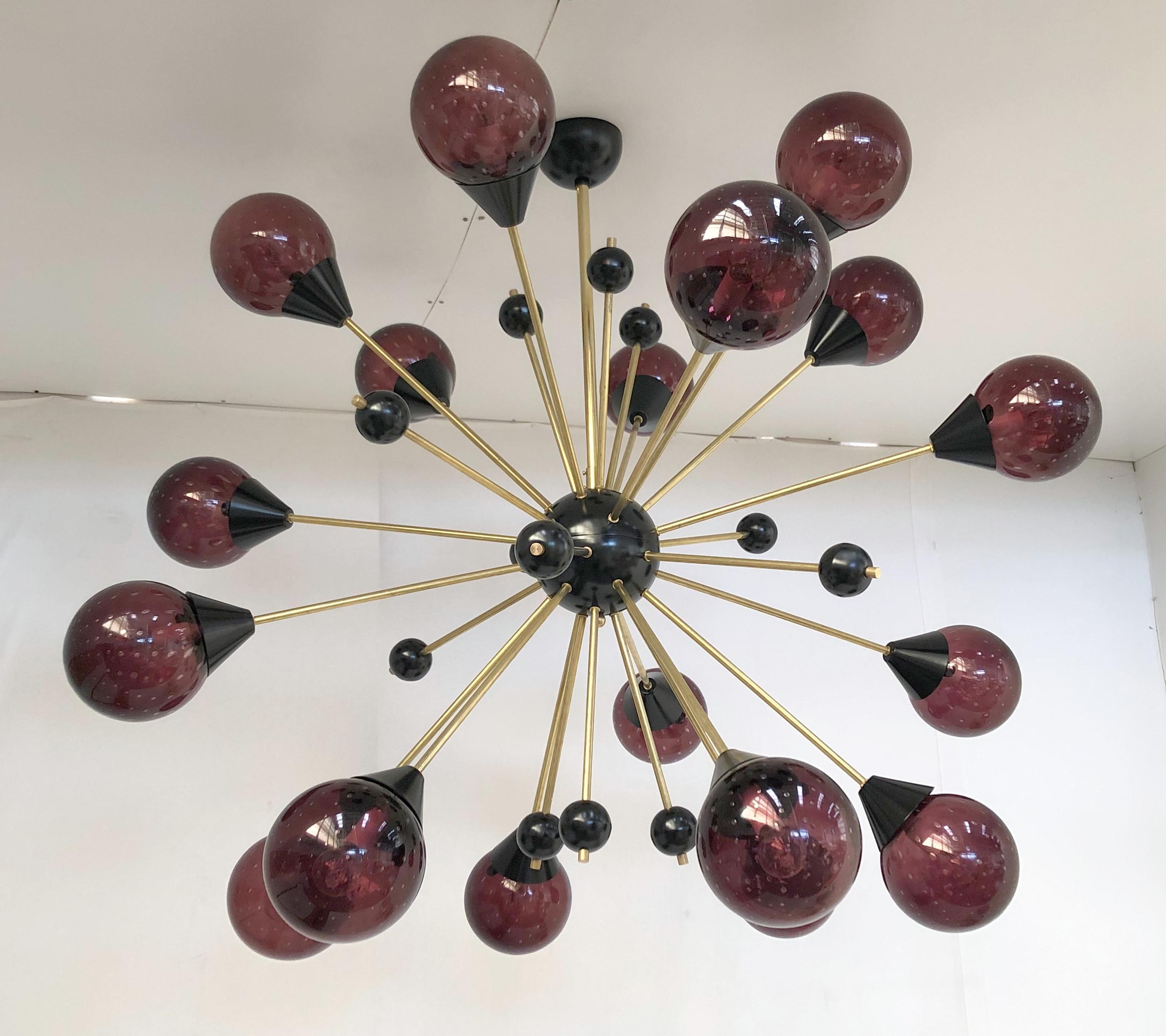 Lampadario Sputnik in stile midcentury italiano con 18 globi in vetro di Murano ametista con bolle accuratamente soffiate all'interno del vetro con la tecnica delle Bollicine, montati su steli in ottone naturale non laccato, con piccoli globi