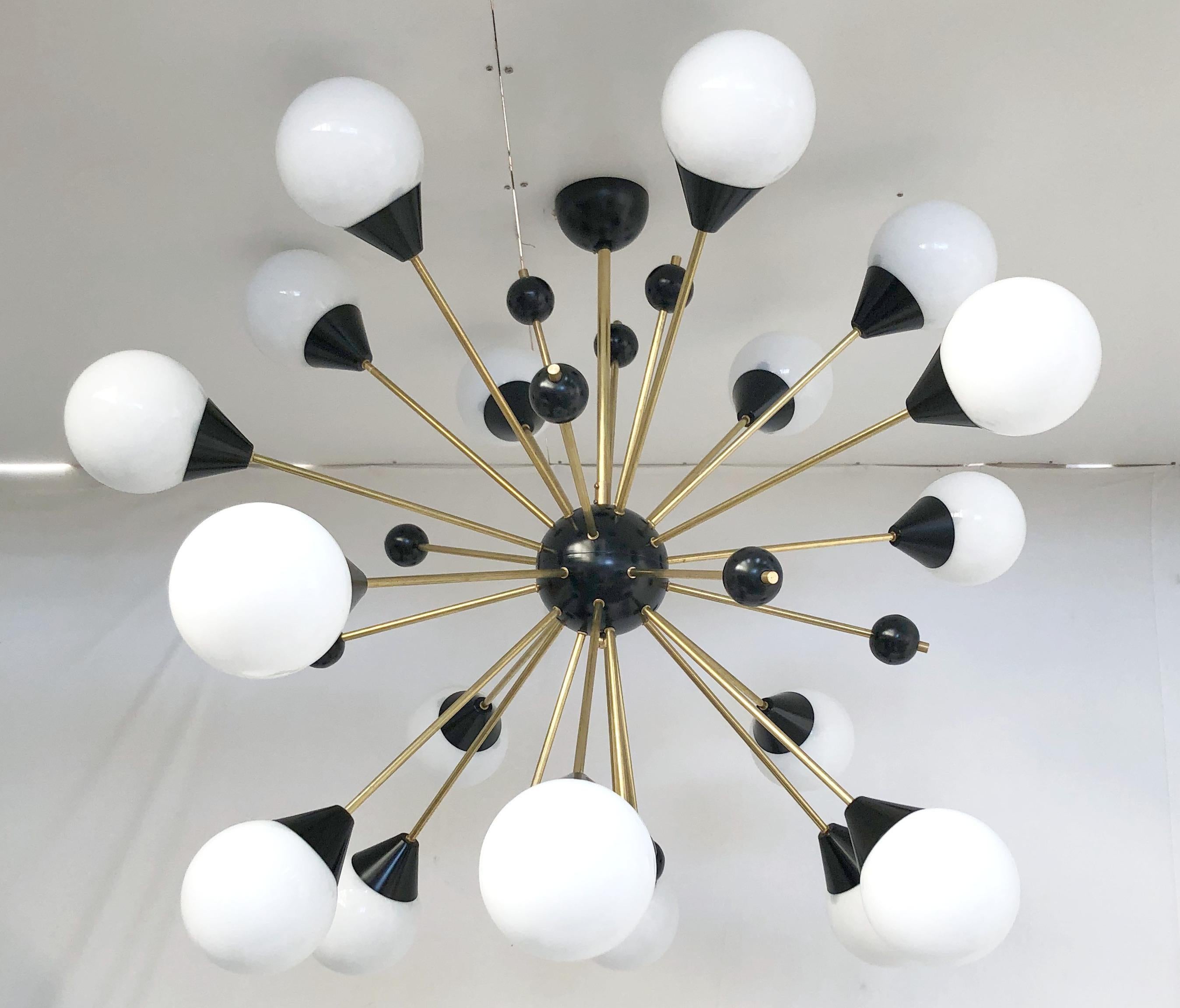 Lampadario Sputnik in stile midcentury italiano con 18 globi in vetro di Murano bianco lucido su steli in ottone naturale non laccato, con piccoli globi decorativi neri, centro nero e baldacchino a soffitto / disegnato da Fabio Bergomi per Fabio
