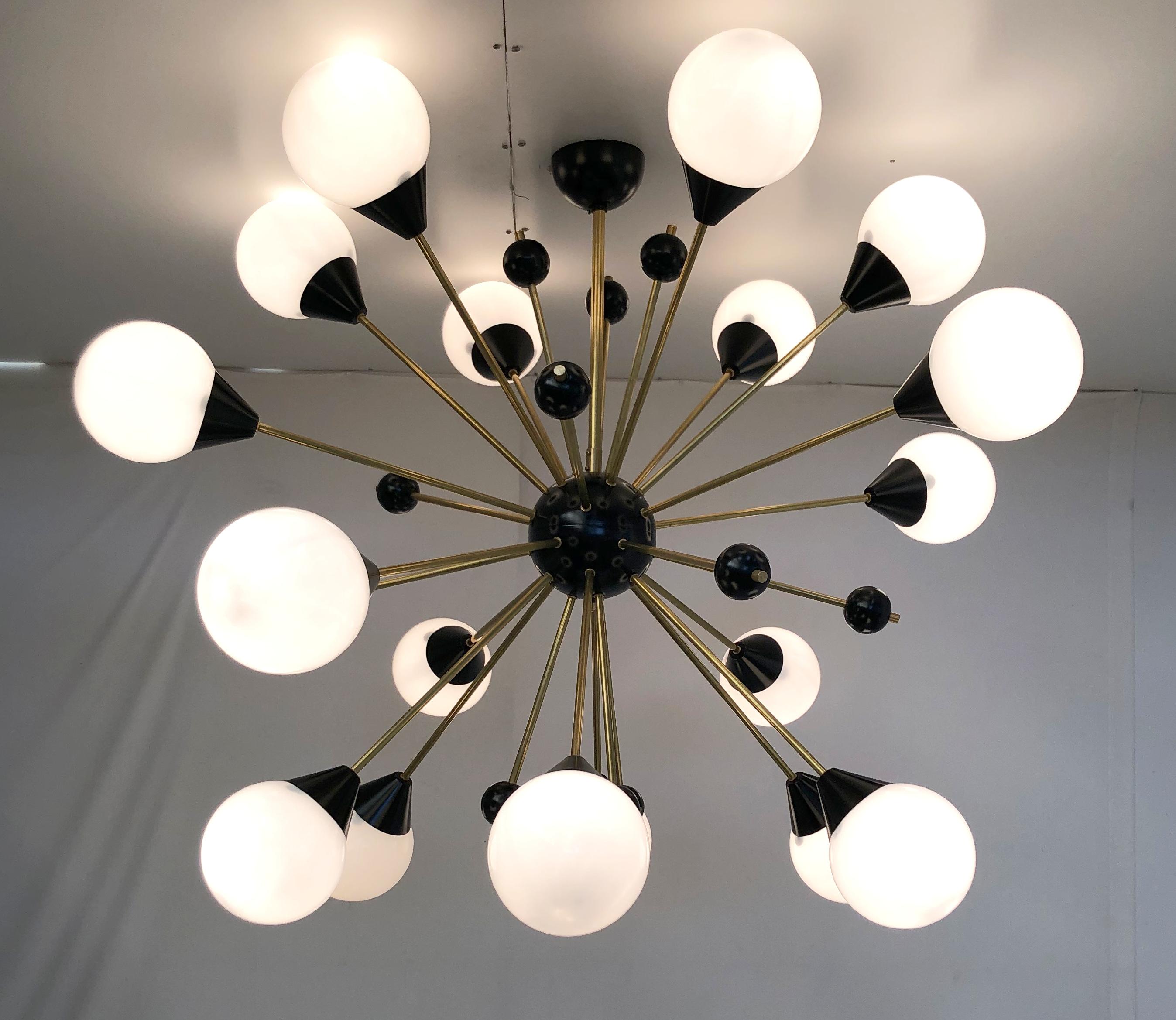 Lampadario Sputnik in stile midcentury italiano con 18 globi in vetro di Murano bianco lucido su steli in ottone naturale non laccato, con piccoli globi decorativi neri, centro nero e baldacchino a soffitto / disegnato da Fabio Bergomi per Fabio