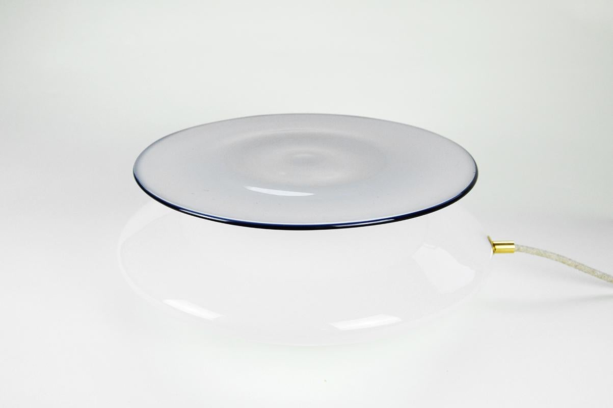 Lámpara de mesa Nebula de Atelier George
Único en su especie
Dimensiones: Ø 35 x A 13 cm
Longitud del tallo : 165 cm
Materiales: Vidrio soplado a mano
230/240 voltios 50-60 Hz 3 vatios

Todas nuestras lámparas pueden cablearse según cada
