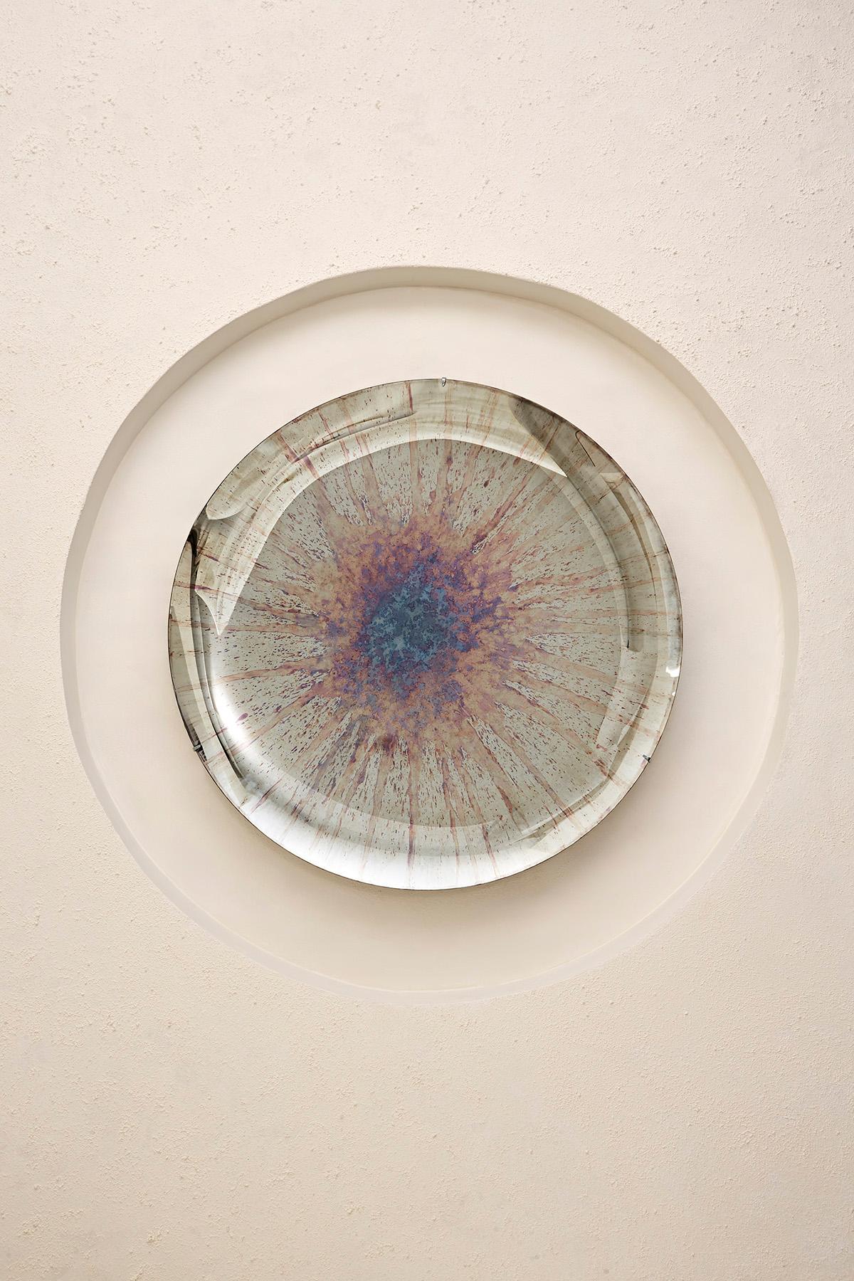 Limitierte Auflage des Nebula V Concave Multicolor Oxidized Mirror von Homa
Abmessungen: D 97 x H 7 cm
MATERIALIEN: Konkaver, oxidierter Spiegel, Aufhänger: Messing.

HOMA ist ein Atelier für zeitgenössisches Design mit Sitz in Istanbul. Das