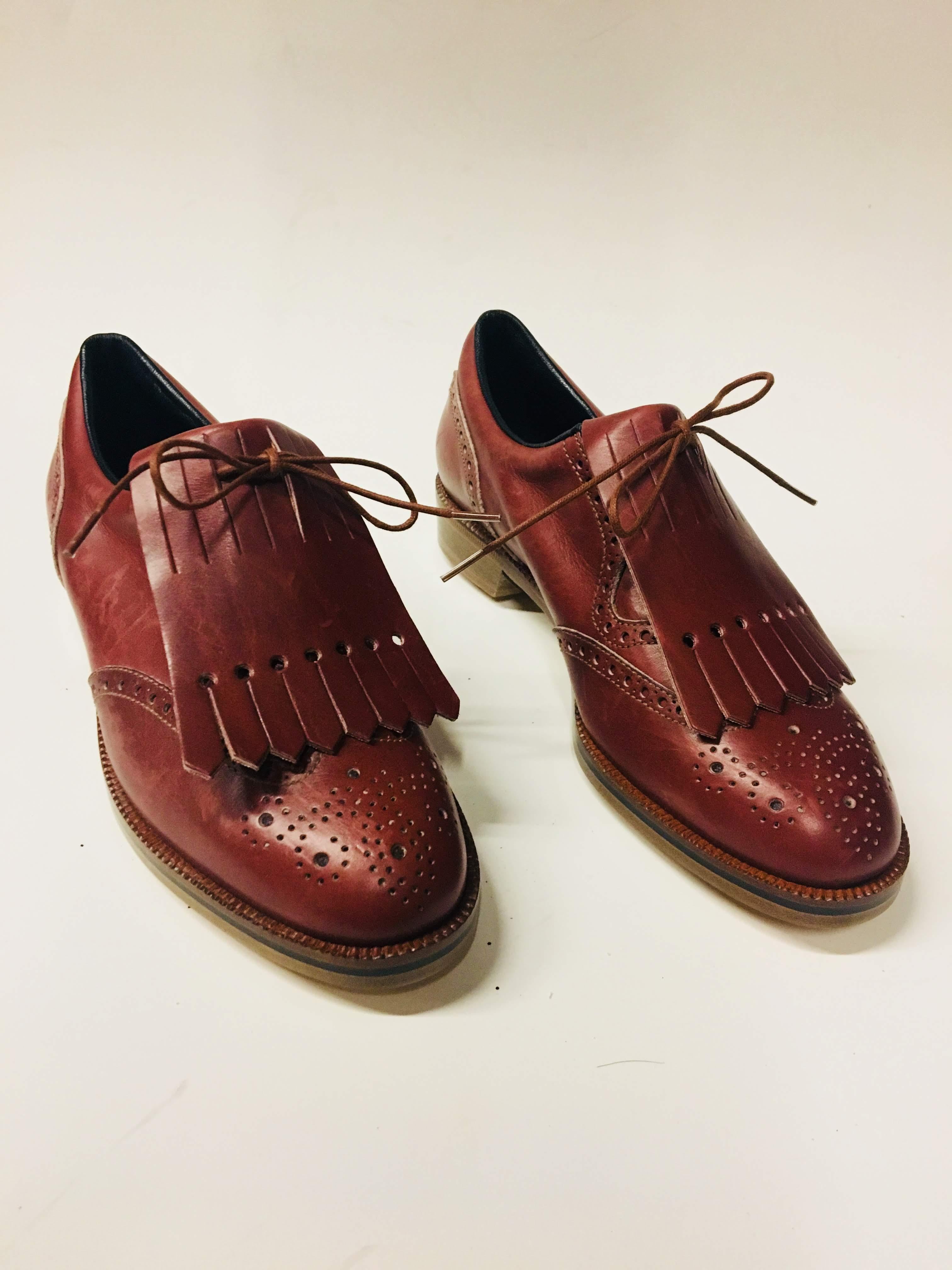 Nebuloni Oxford Golf Cleats in Red/Brown Leather with Rubber Spikes.
Ladies size 10, Mens size 8.