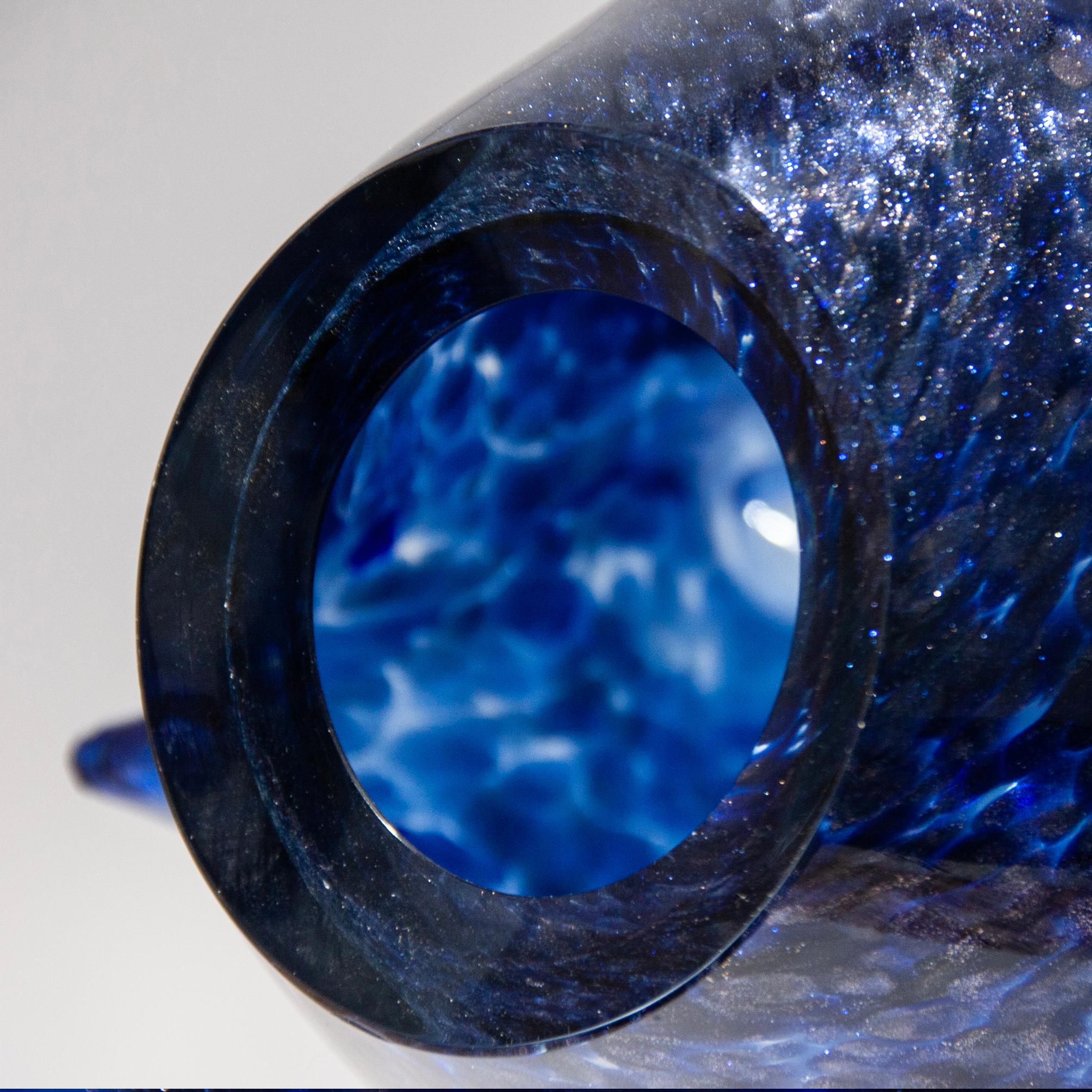 Blast is a collection without a defined boundary, where the energy enclosed in a mass of incandescent glass is immortalized at the moment of its explosion, like a supernova. The bright spines of the one-of-a-kind Nebulosa Vase sculpture in rare Blue