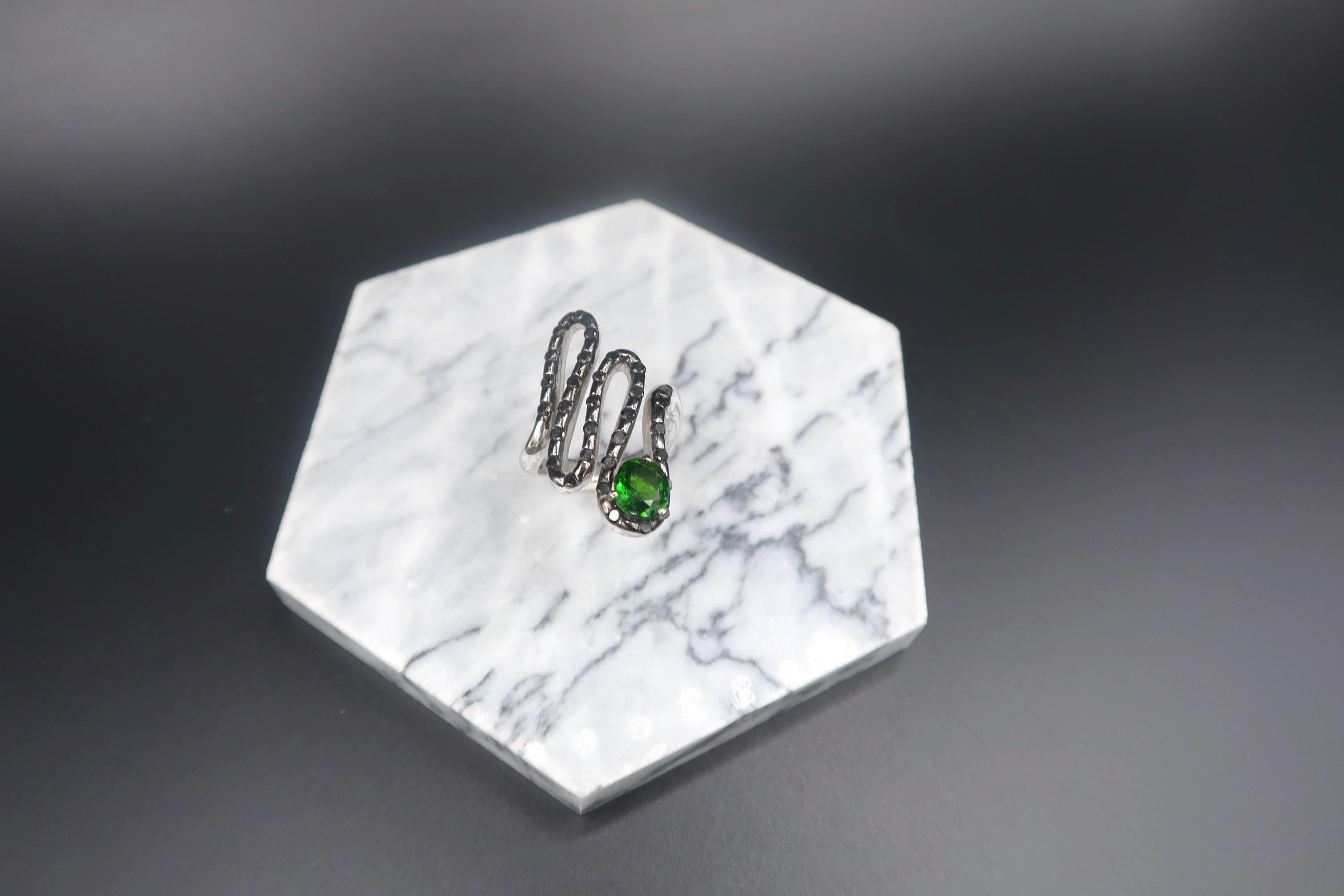 Nebuly/ Curved Line Black Diamond and Tsavorite Ring in 18K Gold Setting

Tsavorite: 3.90cts.
Black Diamond: 0.77ct.
Gold: 18K Gold 12.69g.

Ring size: 52.5
Please let us know should you wish to have the ring resized.