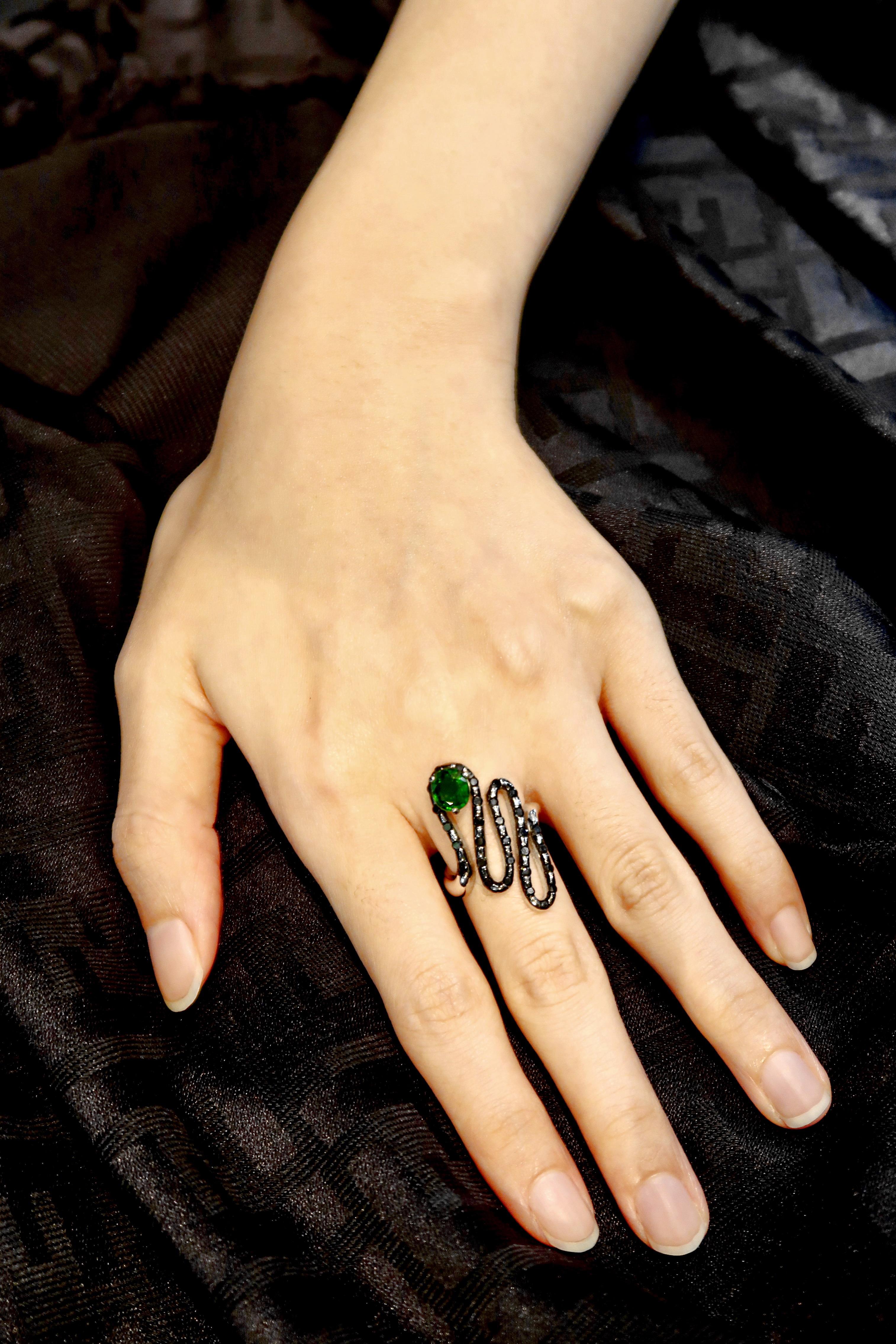Modern Nebuly Curved Line Black Diamond and Tsavorite 18 Karat Gold Ring For Sale
