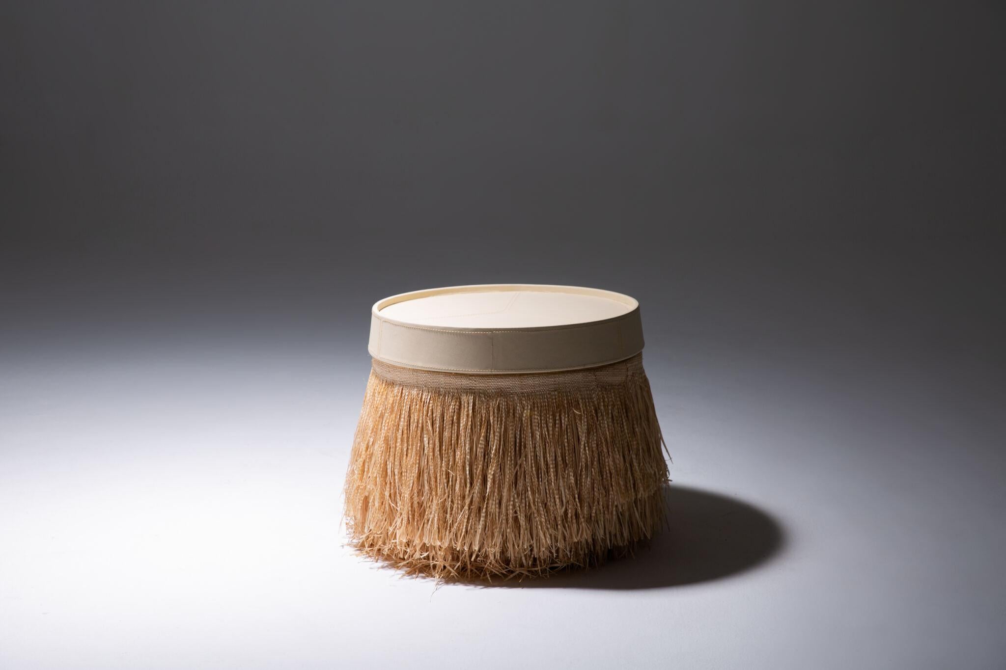 Brasiliano Pouf Kariri di Neca Abrantes - Pouf in paglia intrecciata a mano dal design etnico moderno in vendita