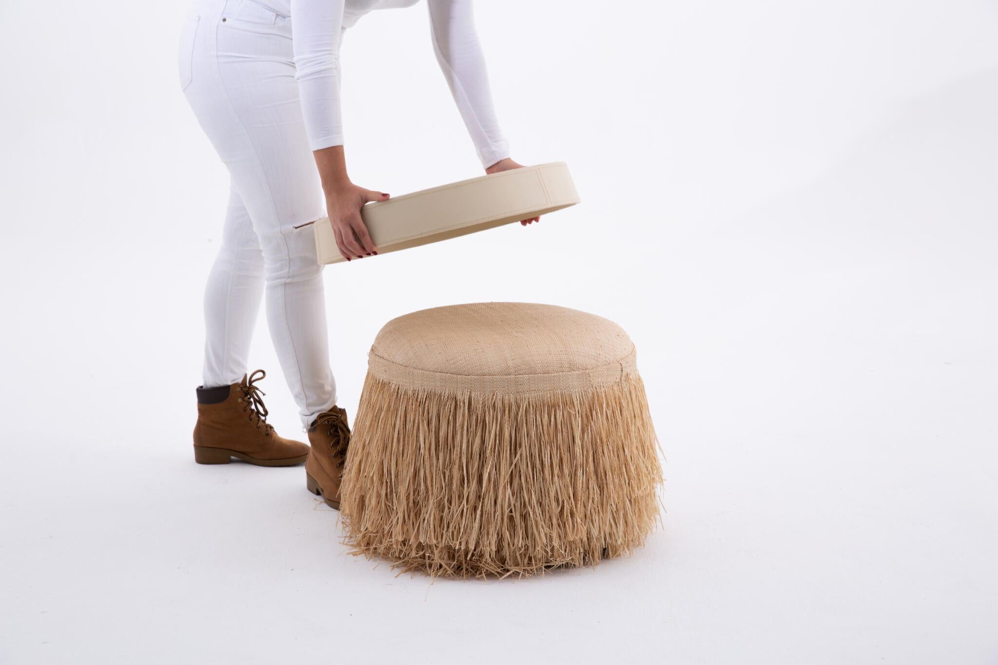 Pouf Kariri di Neca Abrantes - Pouf in paglia intrecciata a mano dal design etnico moderno In condizioni Nuovo in vendita a Jardim America, SP