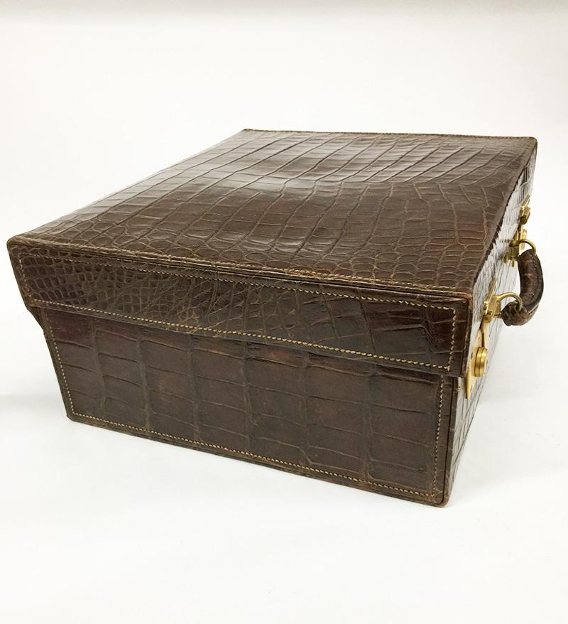English necessaire travel case with silver interior by William Neale & Son, 1924 For Sale 4