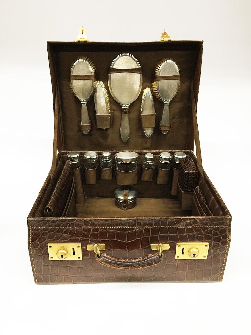 British English necessaire travel case with silver interior by William Neale & Son, 1924 For Sale