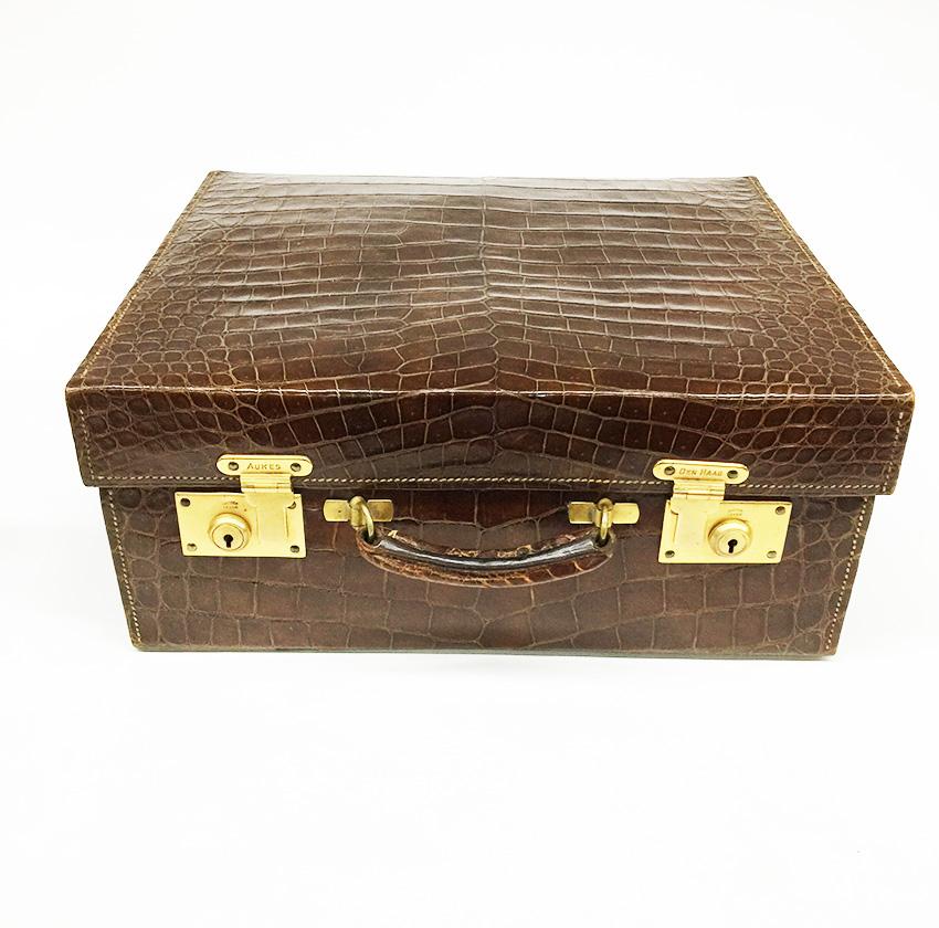 English necessaire travel case with silver interior by William Neale & Son, 1924 In Good Condition For Sale In Delft, NL